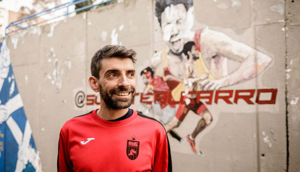 Miguel del Pozo posando delante del mural del héroe del barrio, Fernando Carro. BÁRBARA SÁNCHEZ PALOMERO Miguel del Pozo posando delante del mural del héroe del barrio, Fernando Carro. BÁRBARA SÁNCHEZ PALOMERO