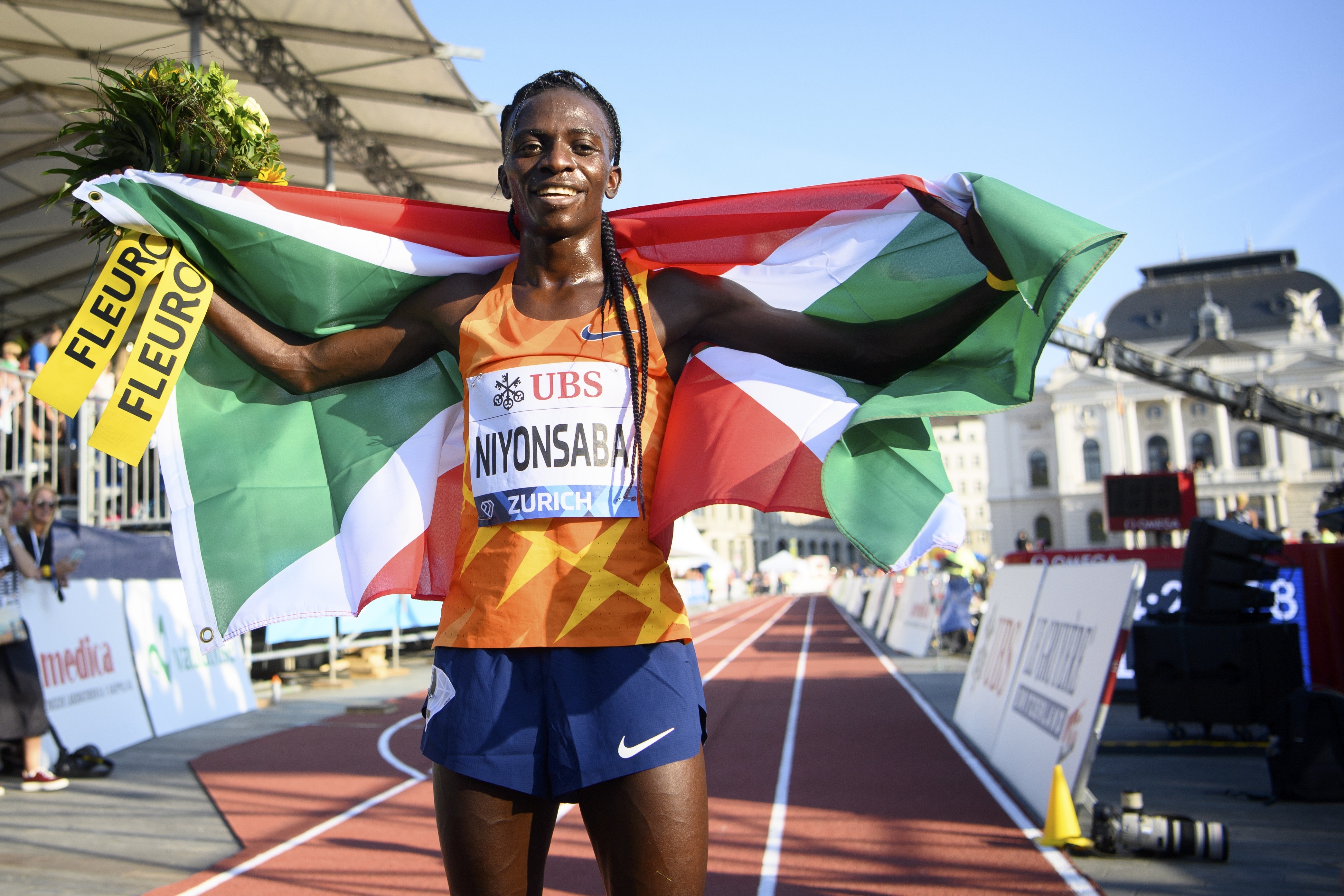 Francine Niyonsaba tras ganar la final de los 5000 metros en la Diamond League. EFE.