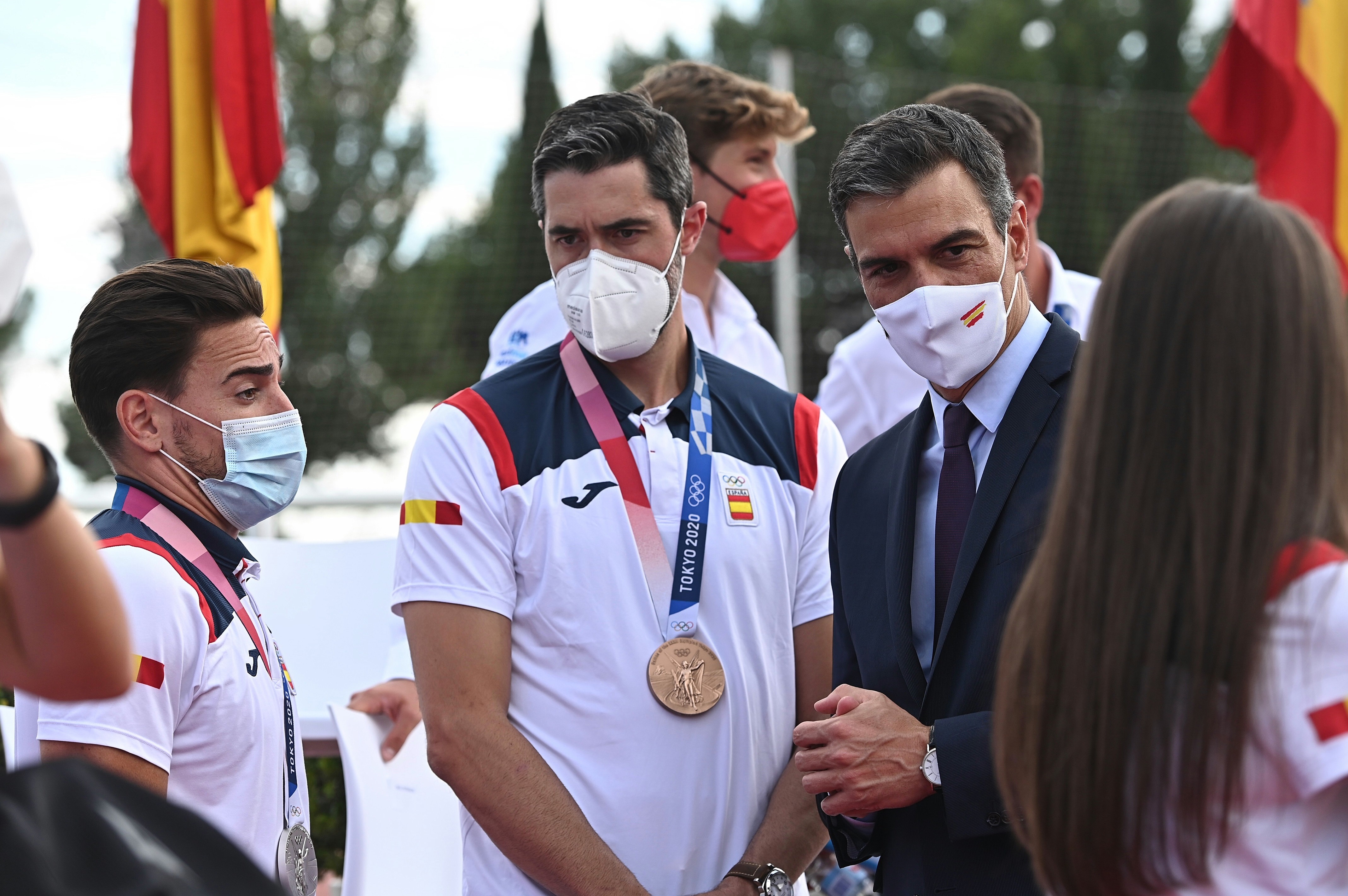 Pédro Sánchez junto a los deportistas españoles que estuvieron en Tokio 2020. EFE.