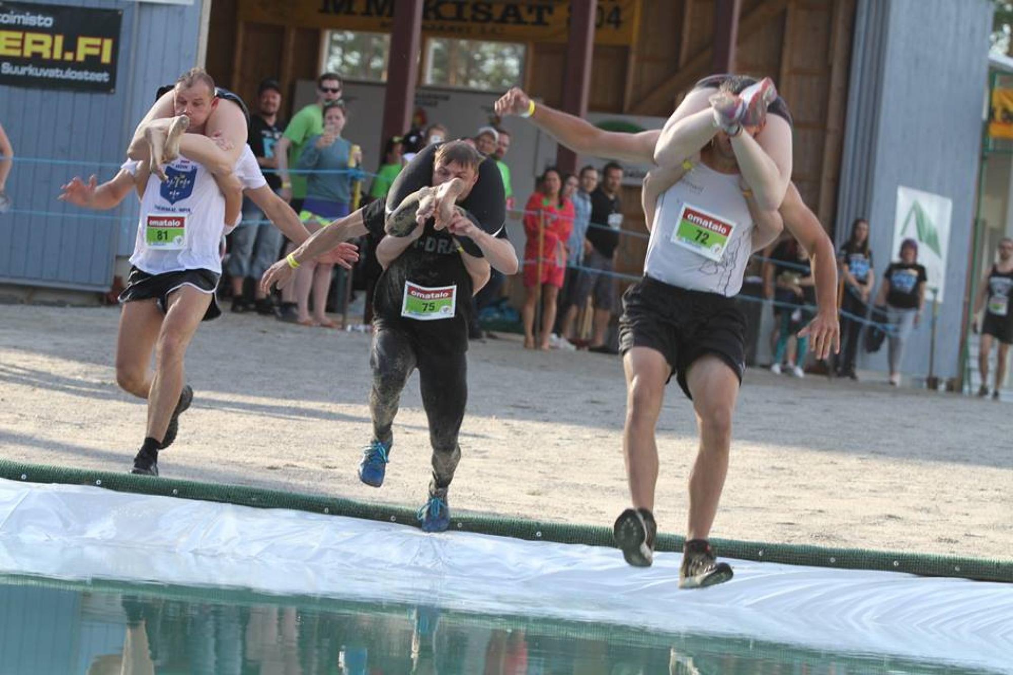 En la Wife Carrying de Finlandia tienes que cargar con tu mujer hasta la meta. EUKONKANTO