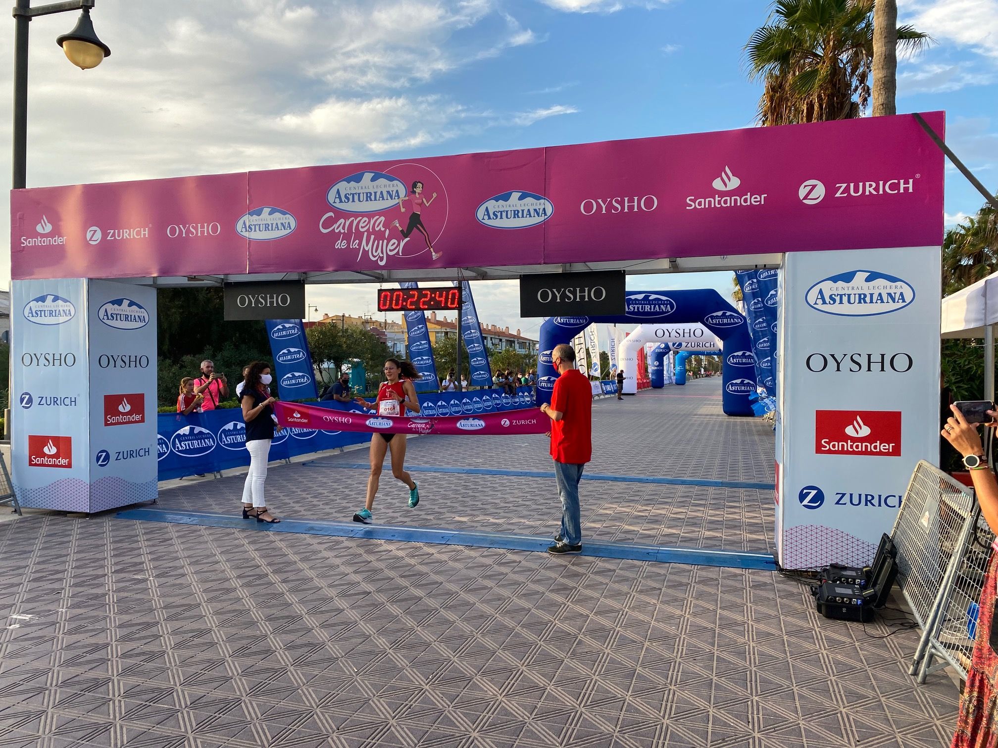 Olga Borrás entrando victoriosa en la meta de Valencia de la Carrera de la Mujer 