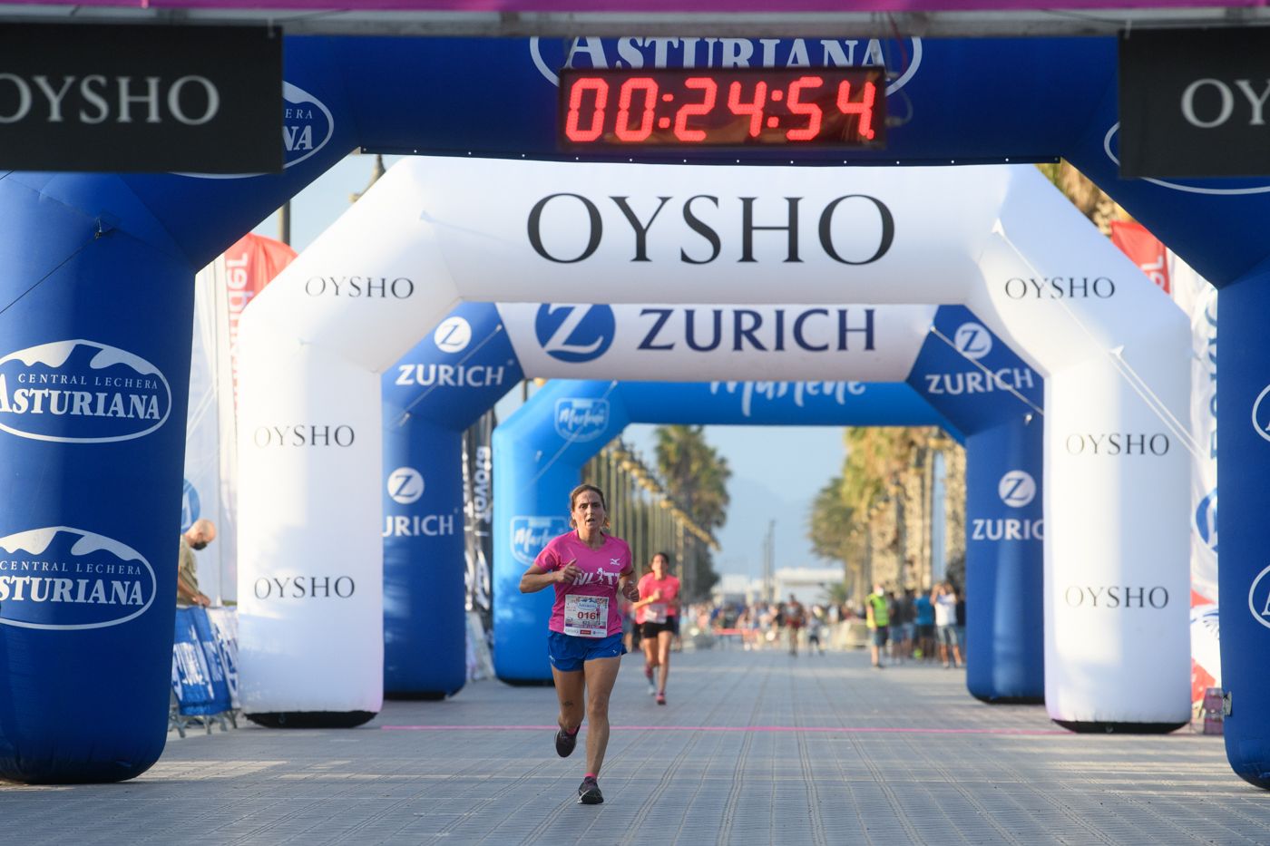 Las mejores fotos de la Carrera de la Mujer de Valencia 2021 - LLEGADA Y PREMIOS 3