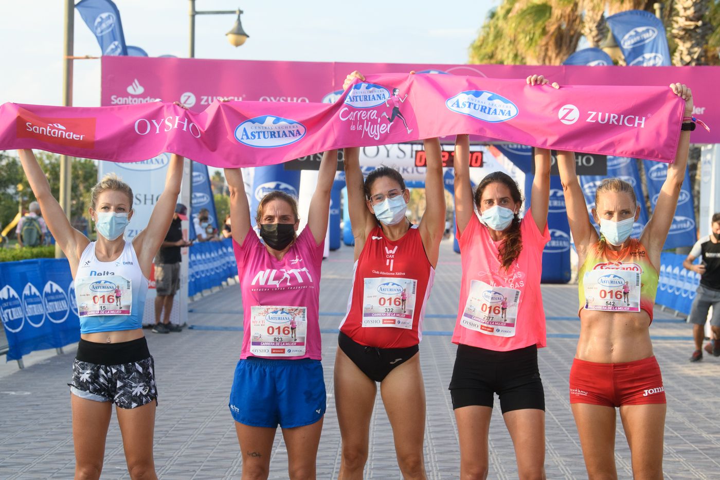 Las mejores fotos de la Carrera de la Mujer de Valencia 2021 - LLEGADA Y PREMIOS 12
