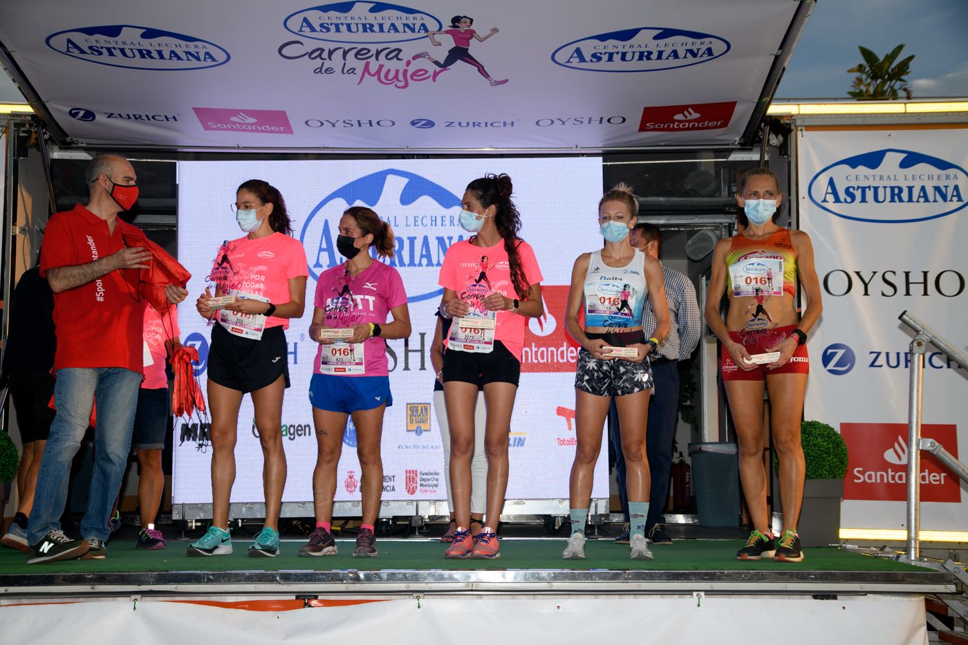 Las mejores fotos de la Carrera de la Mujer de Valencia 2021 - LLEGADA Y PREMIOS 18
