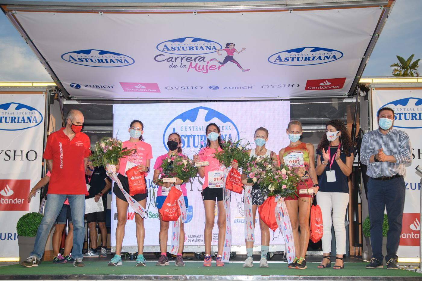 Las mejores fotos de la Carrera de la Mujer de Valencia 2021 - LLEGADA Y PREMIOS 19