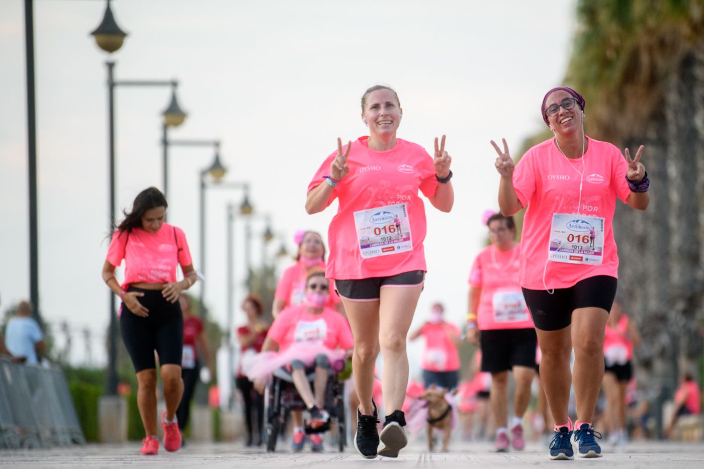La Carrera de la Mujer Central Lechera Asturiana, una prueba de más o menos 5 km, es el ejemplo perfecto de prueba donde unas van a darlo todo y otras, las más, a pasar un buen rato haciendo algo de ejercicio.