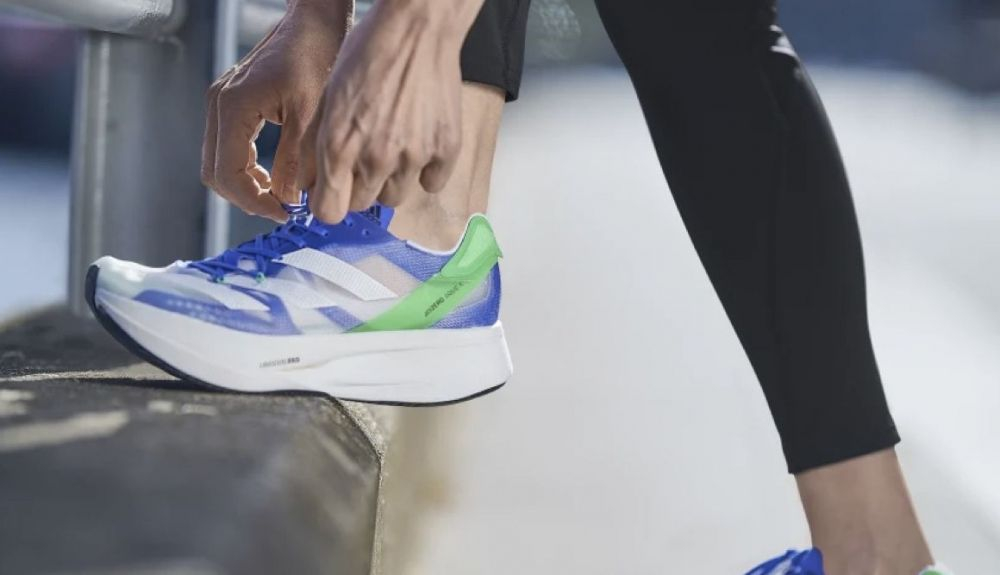 Las adidas Adizero Prime X se pueden conseguir en la web de adidas en dos colores.