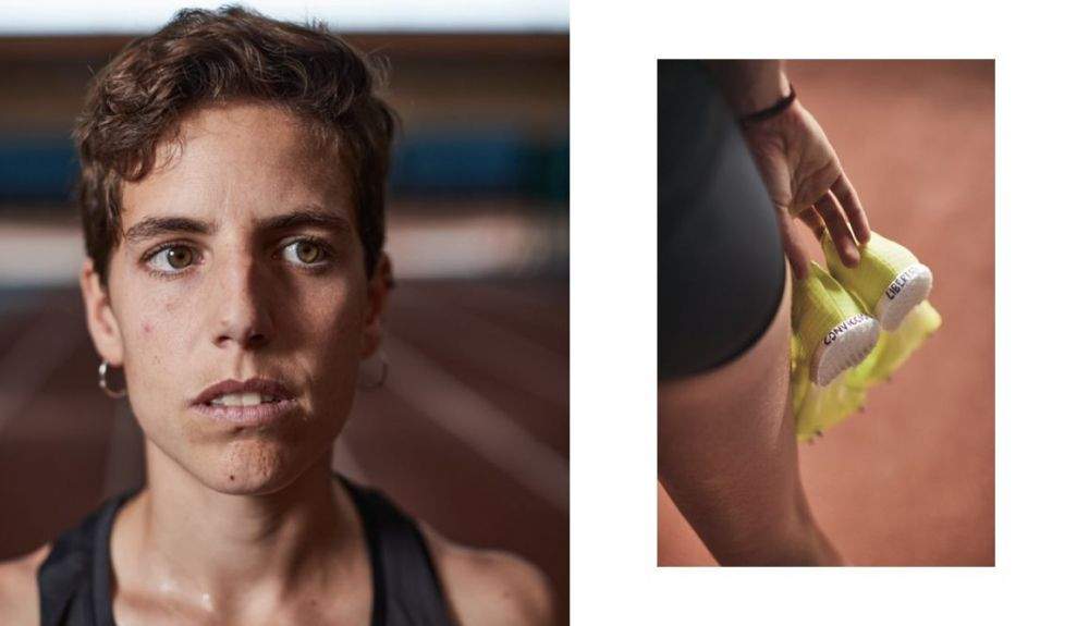 En sus zapatillas siempre hay mensajes y palabras de ánimo. JAIME DE DIEGO.