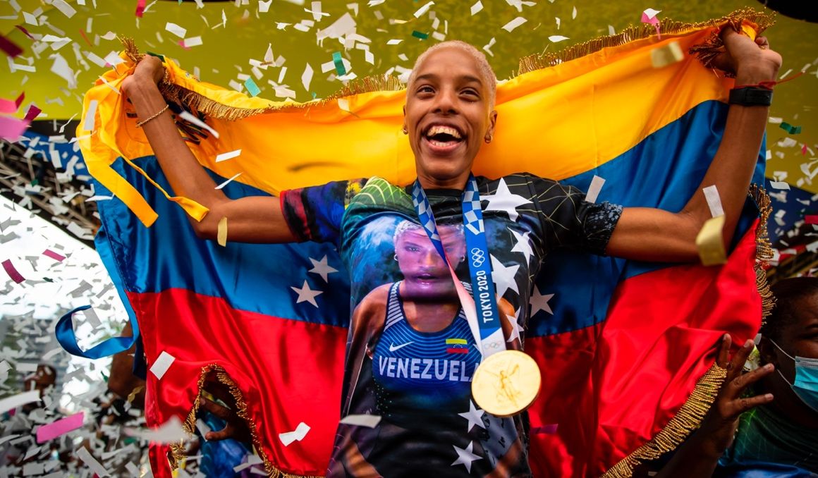 La atleta venezolana Yulimar Rojas celebra su triunfo Olímpico en Caracas (Venezuela). EFE.