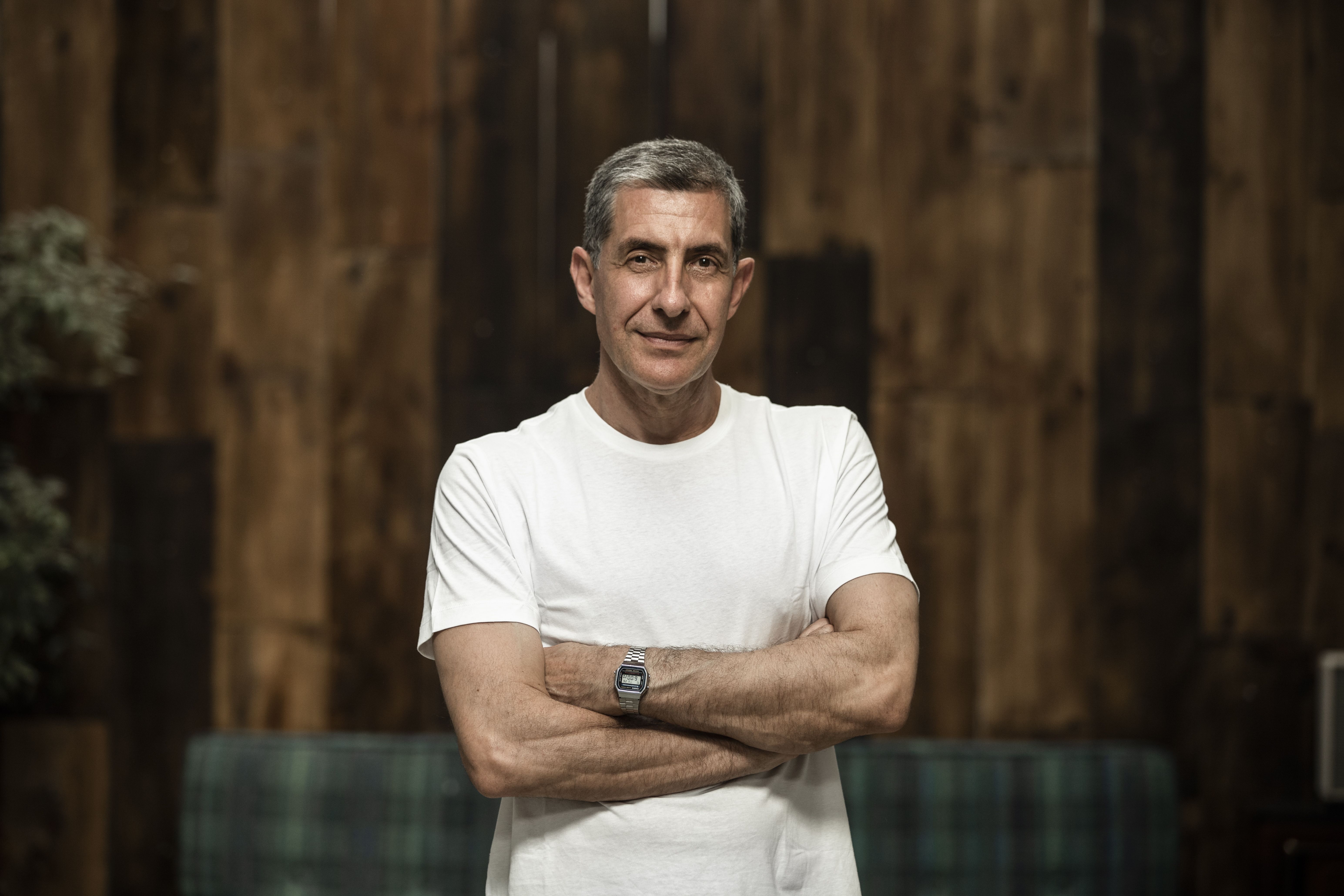 El escritor Ernesto Calabuig fotografiado por Bárbara Sánchez Palomero.