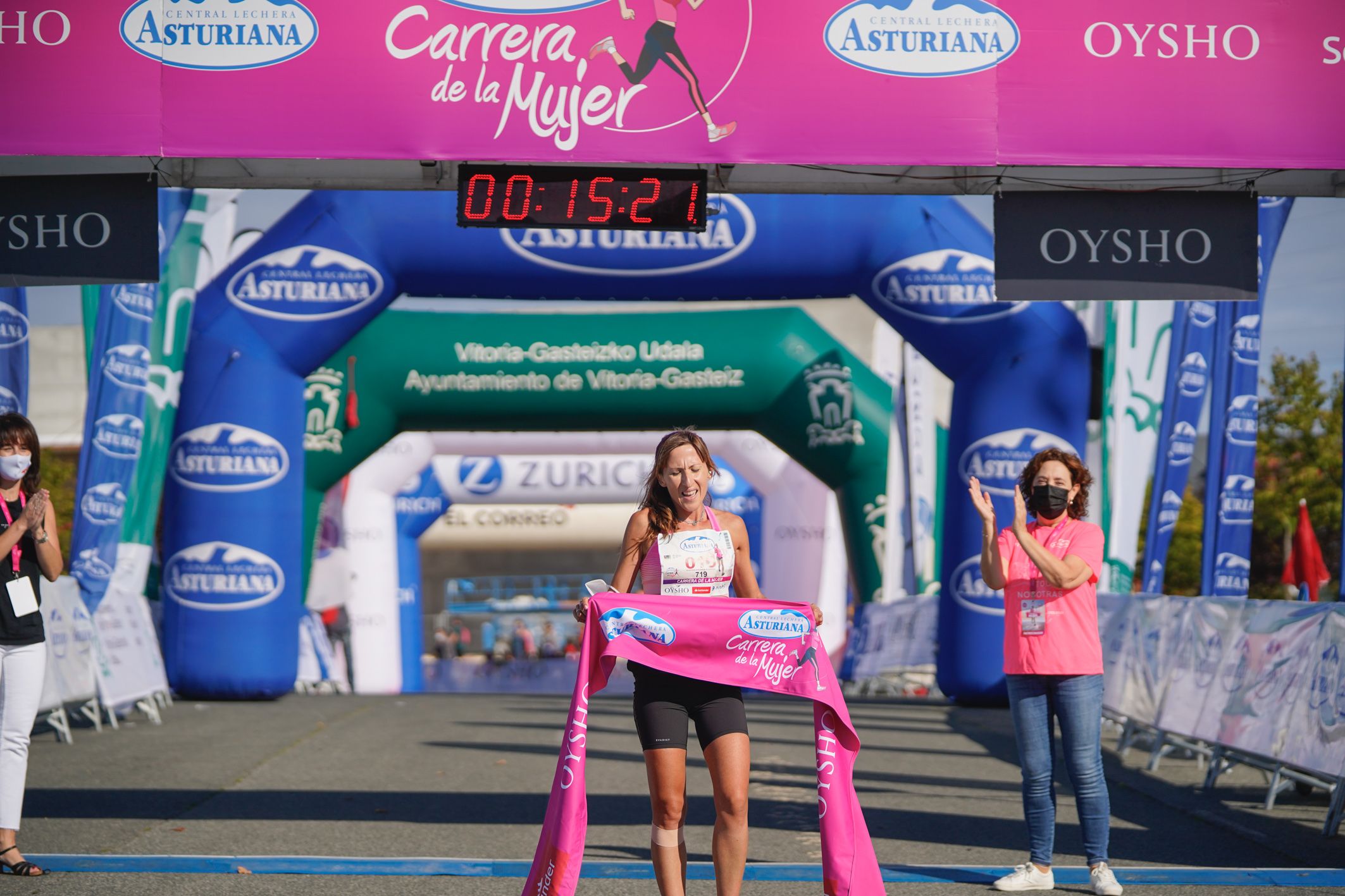 Las mejores fotos de la Carrera de la Mujer de Vitoria-Gasteiz 2021 - LLEGADA 1/2 - 1