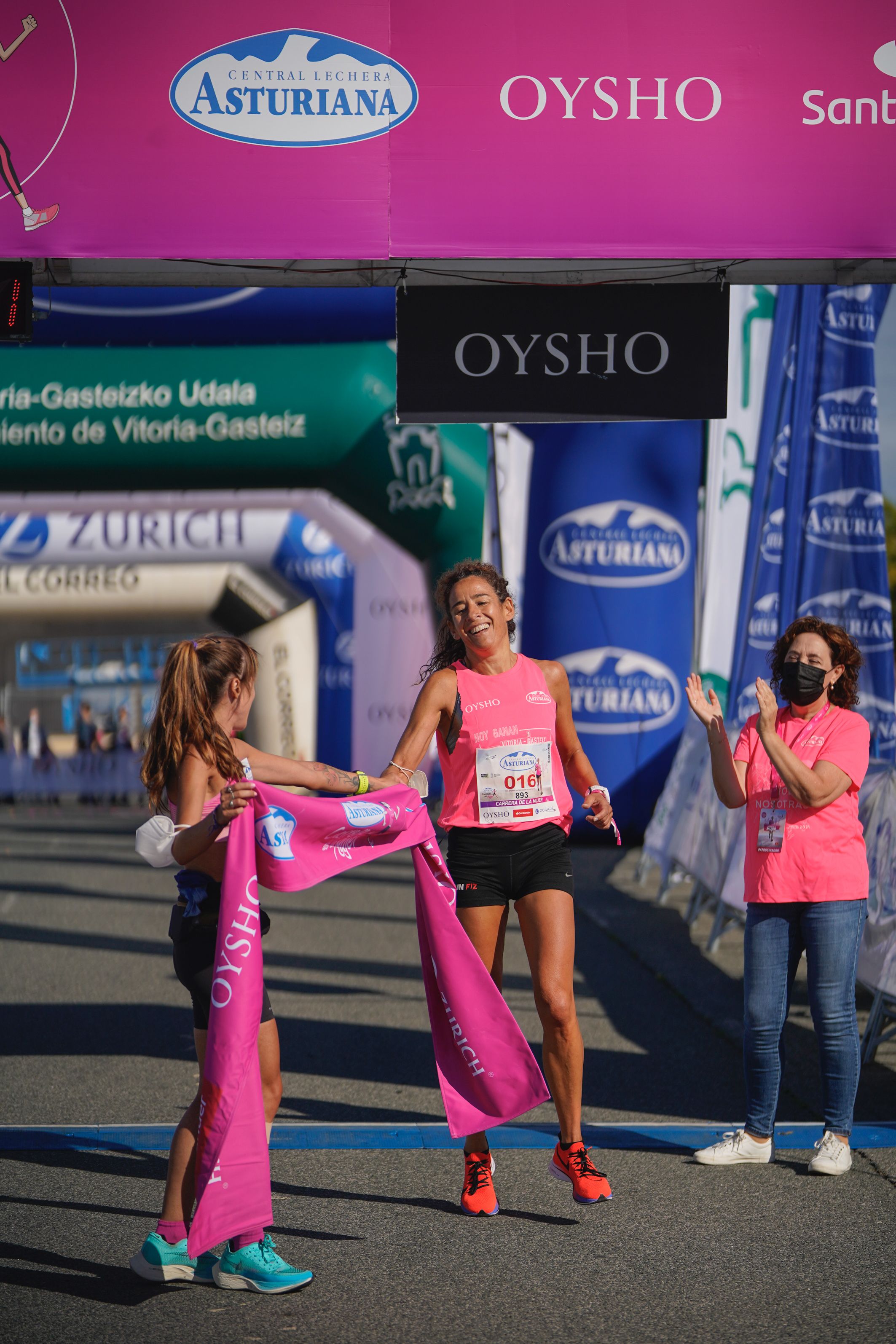 Las mejores fotos de la Carrera de la Mujer de Vitoria-Gasteiz 2021 - LLEGADA 1/2 - 9