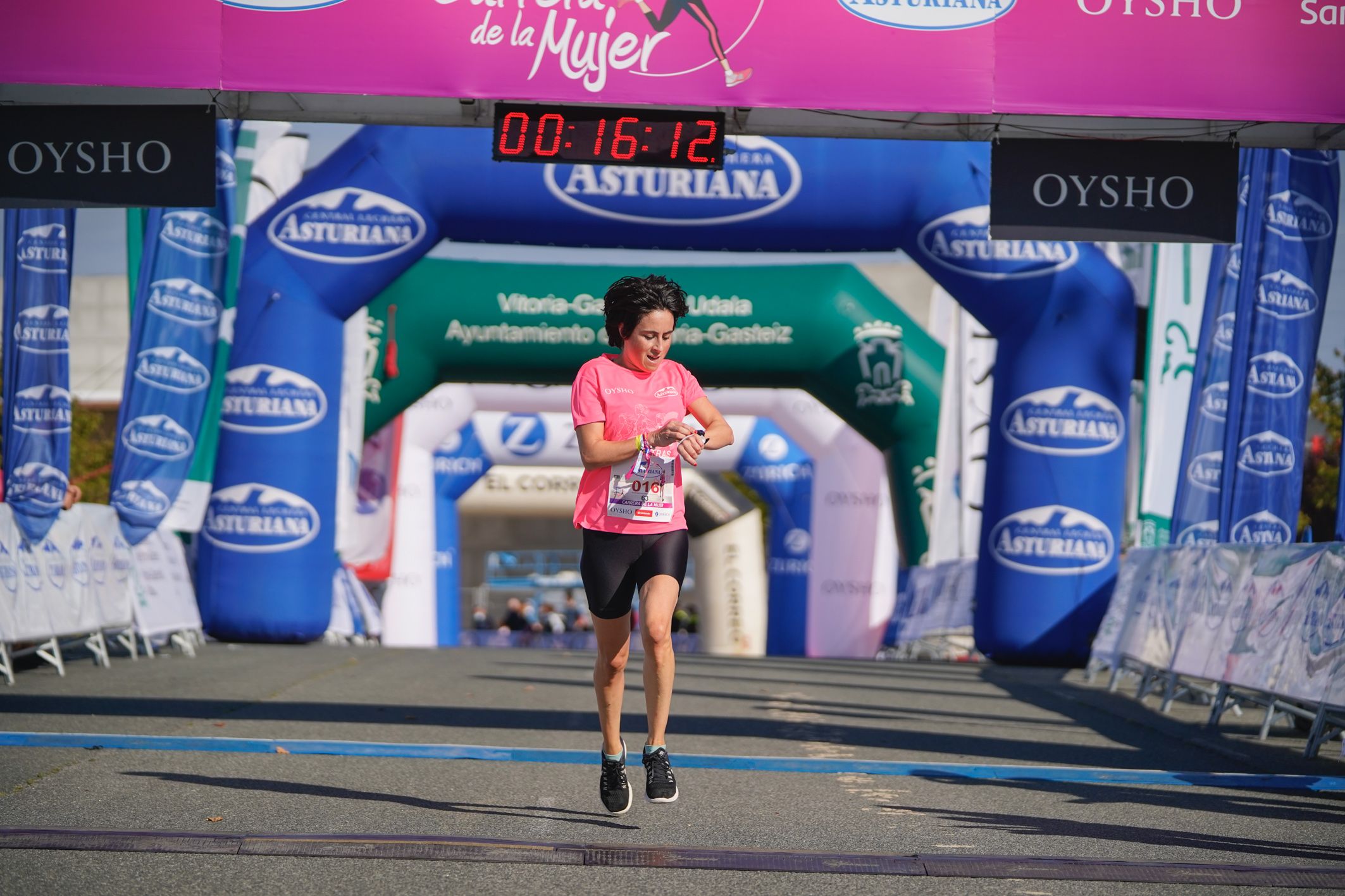 Las mejores fotos de la Carrera de la Mujer de Vitoria-Gasteiz 2021 - LLEGADA 1/2 - 21