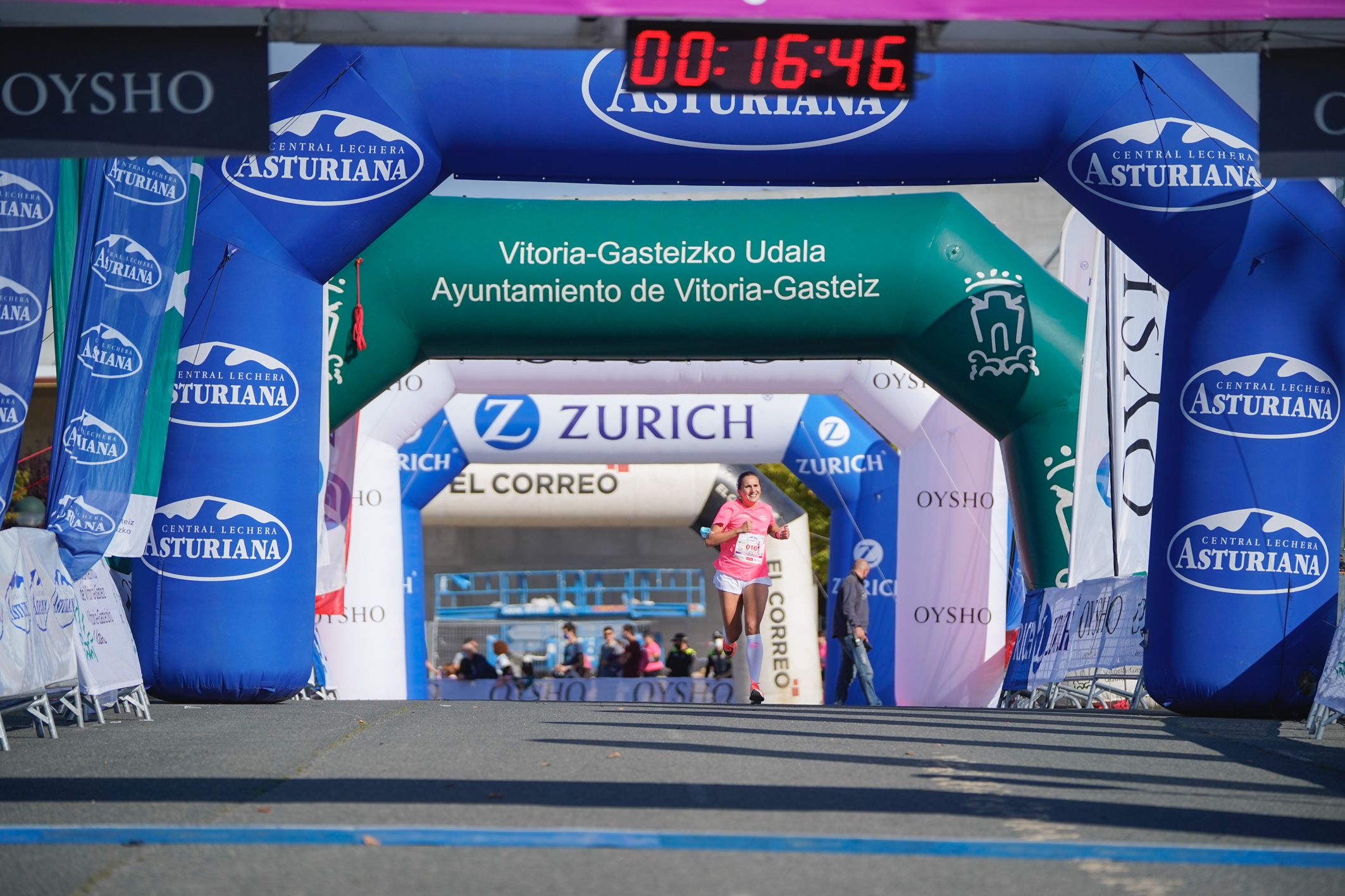 Las mejores fotos de la Carrera de la Mujer de Vitoria-Gasteiz 2021 - LLEGADA 1/2 - 23