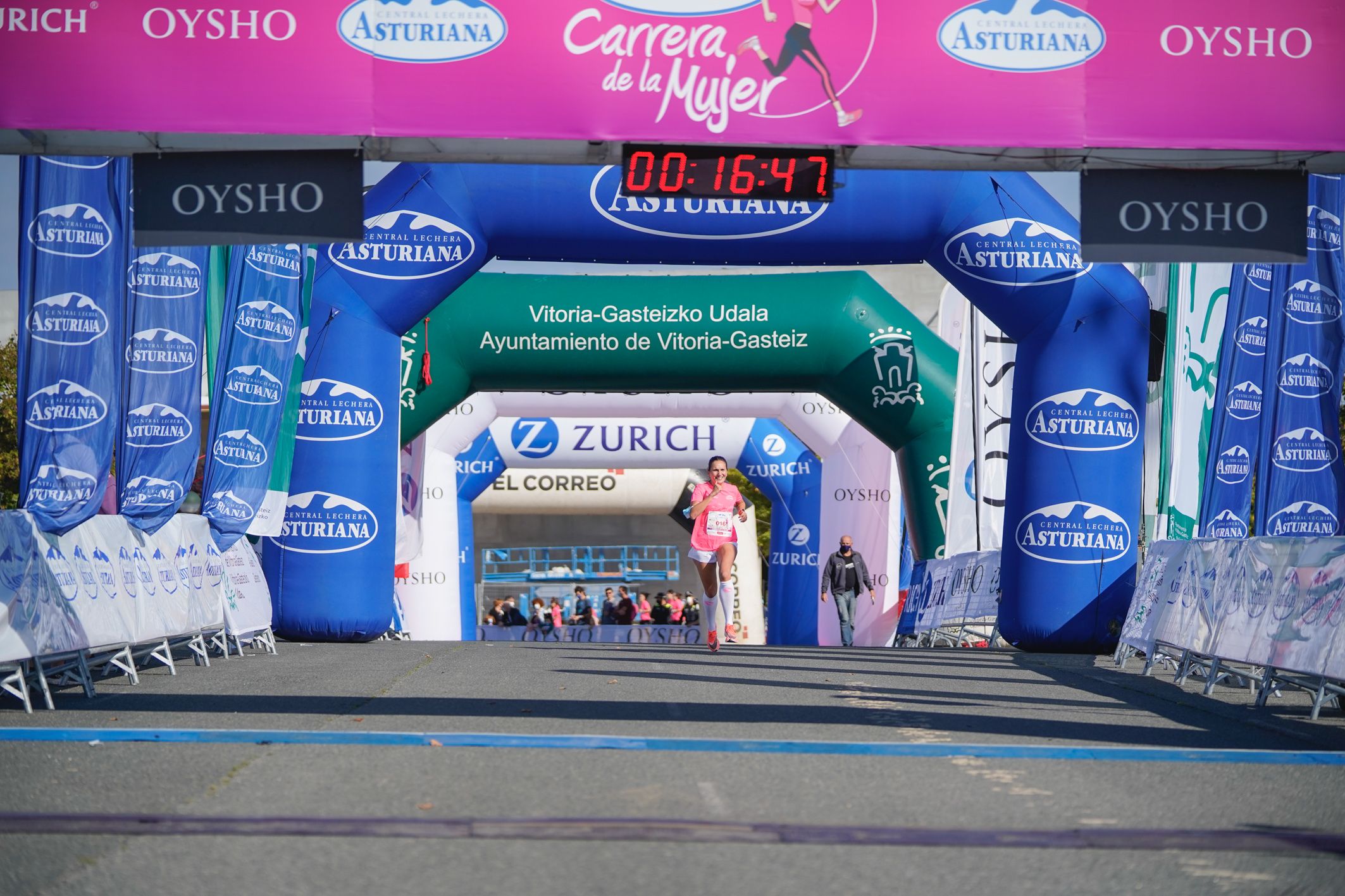 Las mejores fotos de la Carrera de la Mujer de Vitoria-Gasteiz 2021 - LLEGADA 1/2 - 24