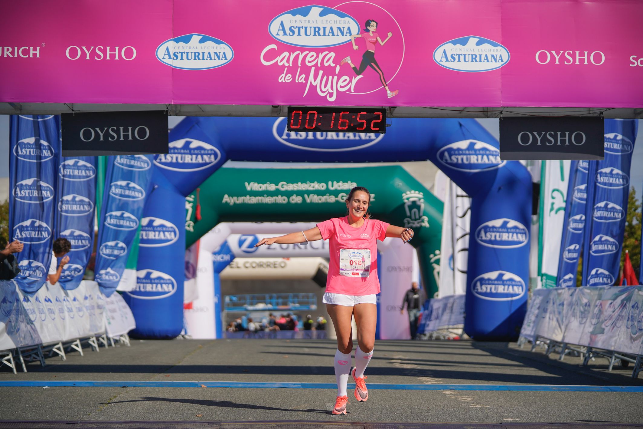 Las mejores fotos de la Carrera de la Mujer de Vitoria-Gasteiz 2021 - LLEGADA 1/2 - 27
