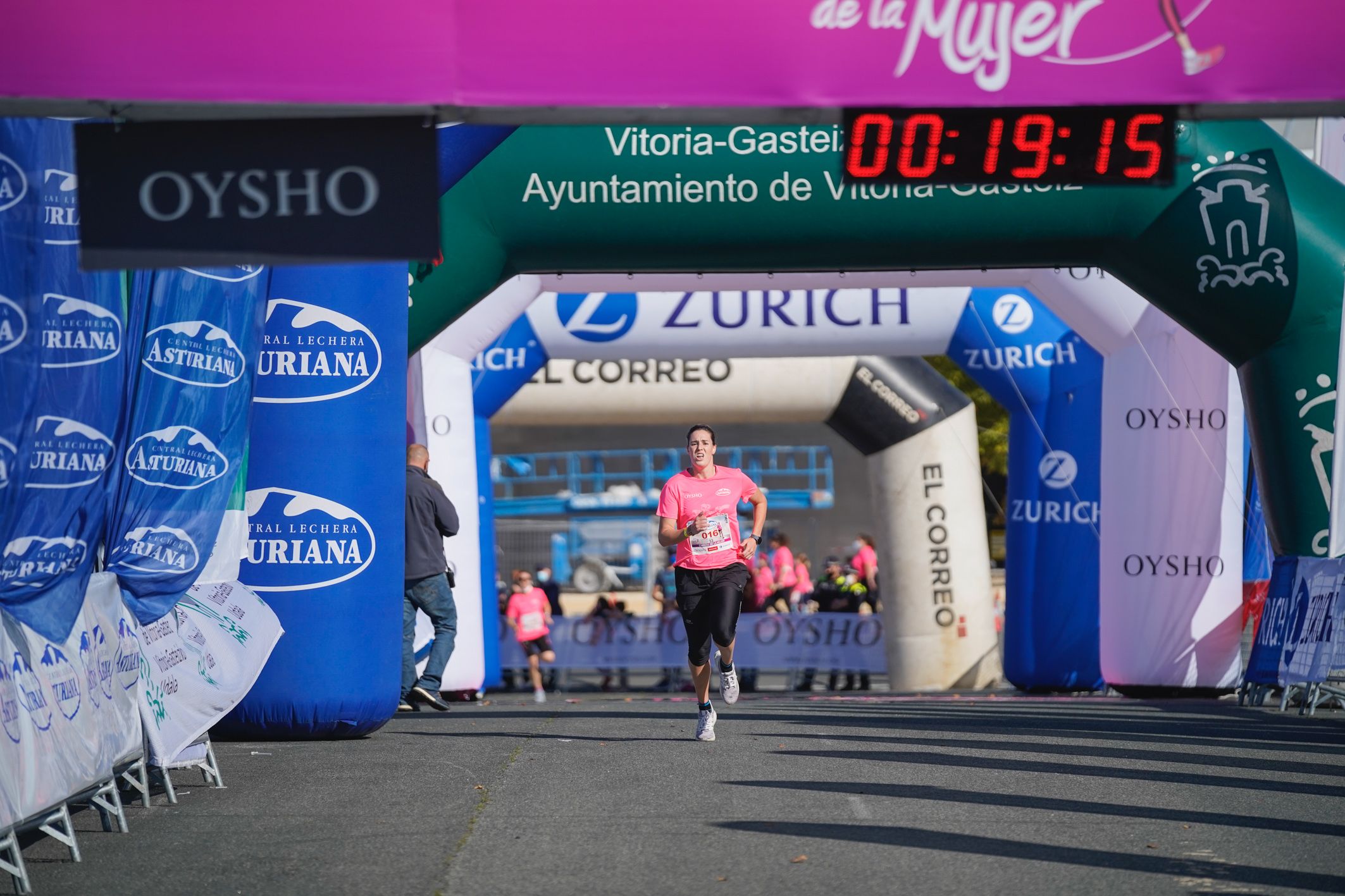 Las mejores fotos de la Carrera de la Mujer de Vitoria-Gasteiz 2021 - LLEGADA 1/2 - 41