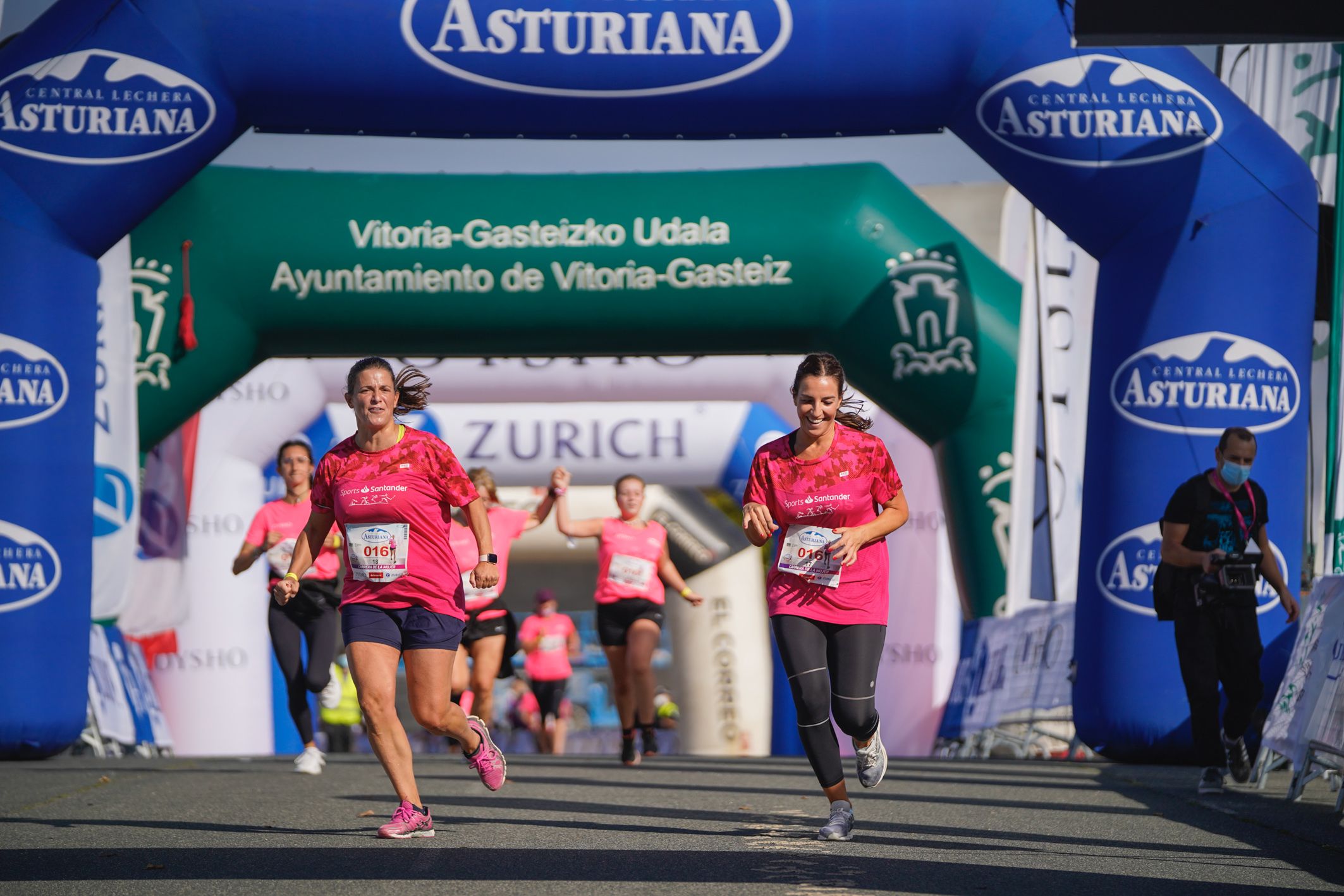 Las mejores fotos de la Carrera de la Mujer de Vitoria-Gasteiz 2021 - LLEGADA 1/2 - 54