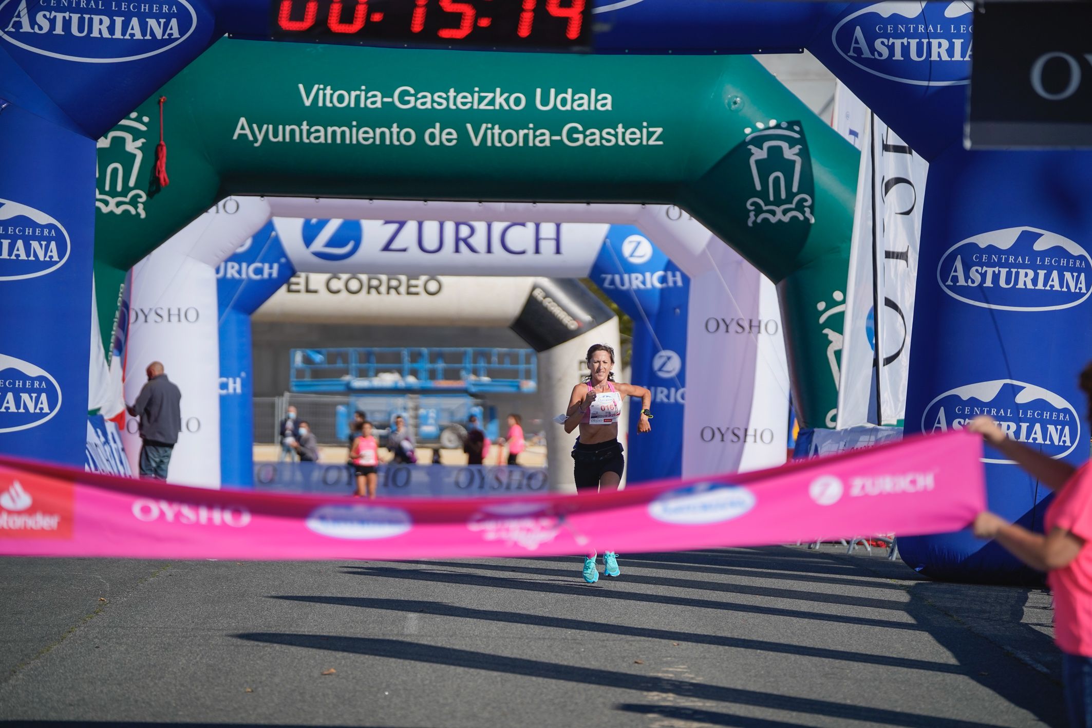 Las mejores fotos de la Carrera de la Mujer de Vitoria-Gasteiz 2021 - LLEGADA 1/2 - 58