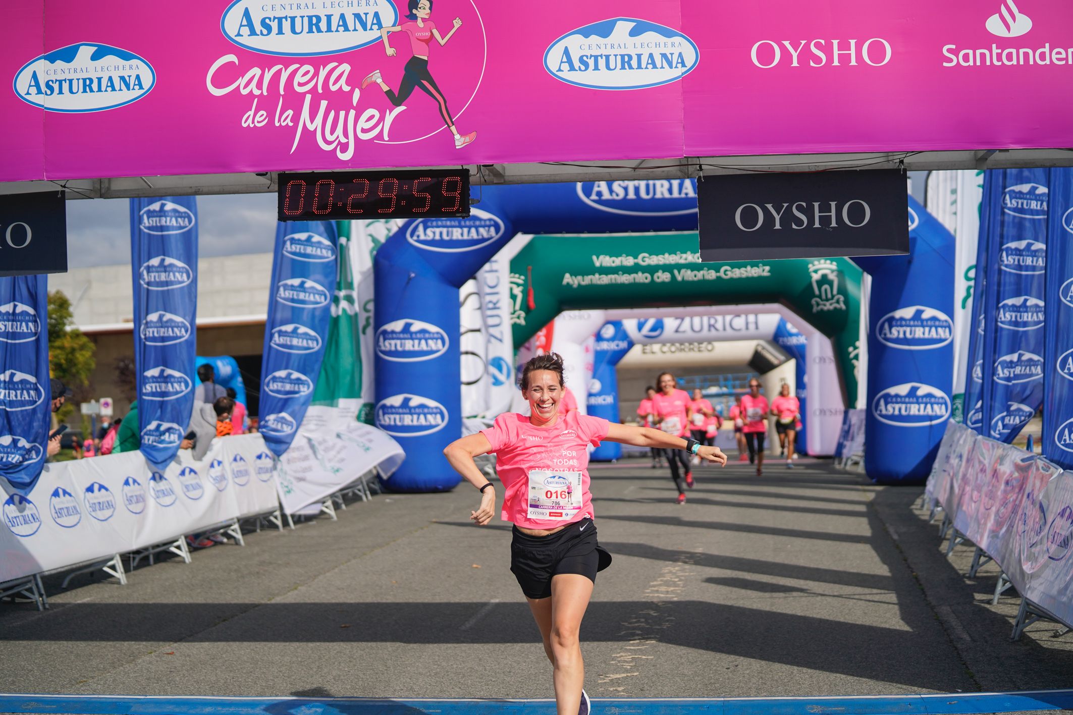 Las mejores fotos de la Carrera de la Mujer de Vitoria-Gasteiz 2021 - LLEGADA 1/2 - 74