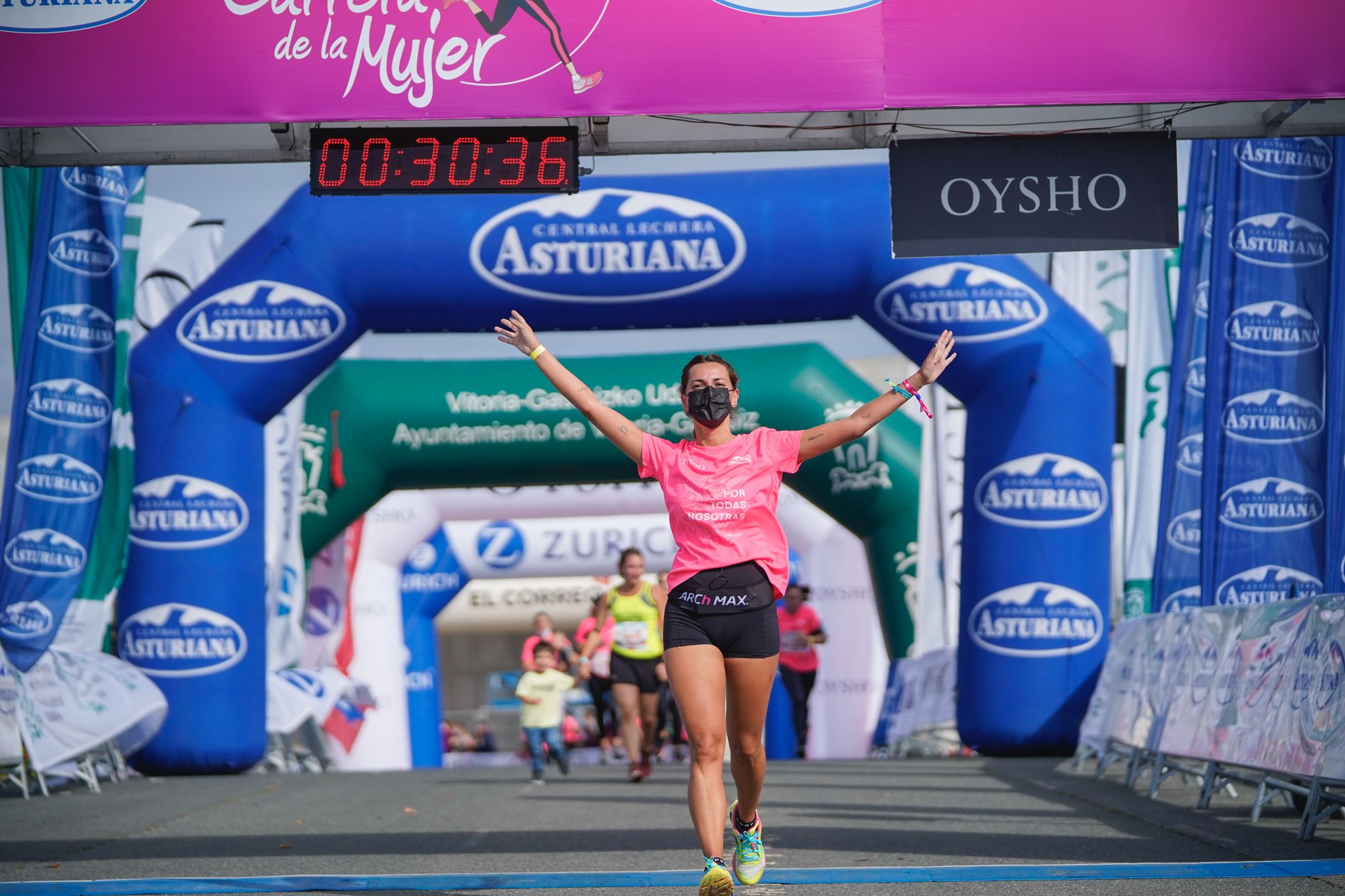 Las mejores fotos de la Carrera de la Mujer de Vitoria-Gasteiz 2021 - LLEGADA 1/2 - 76