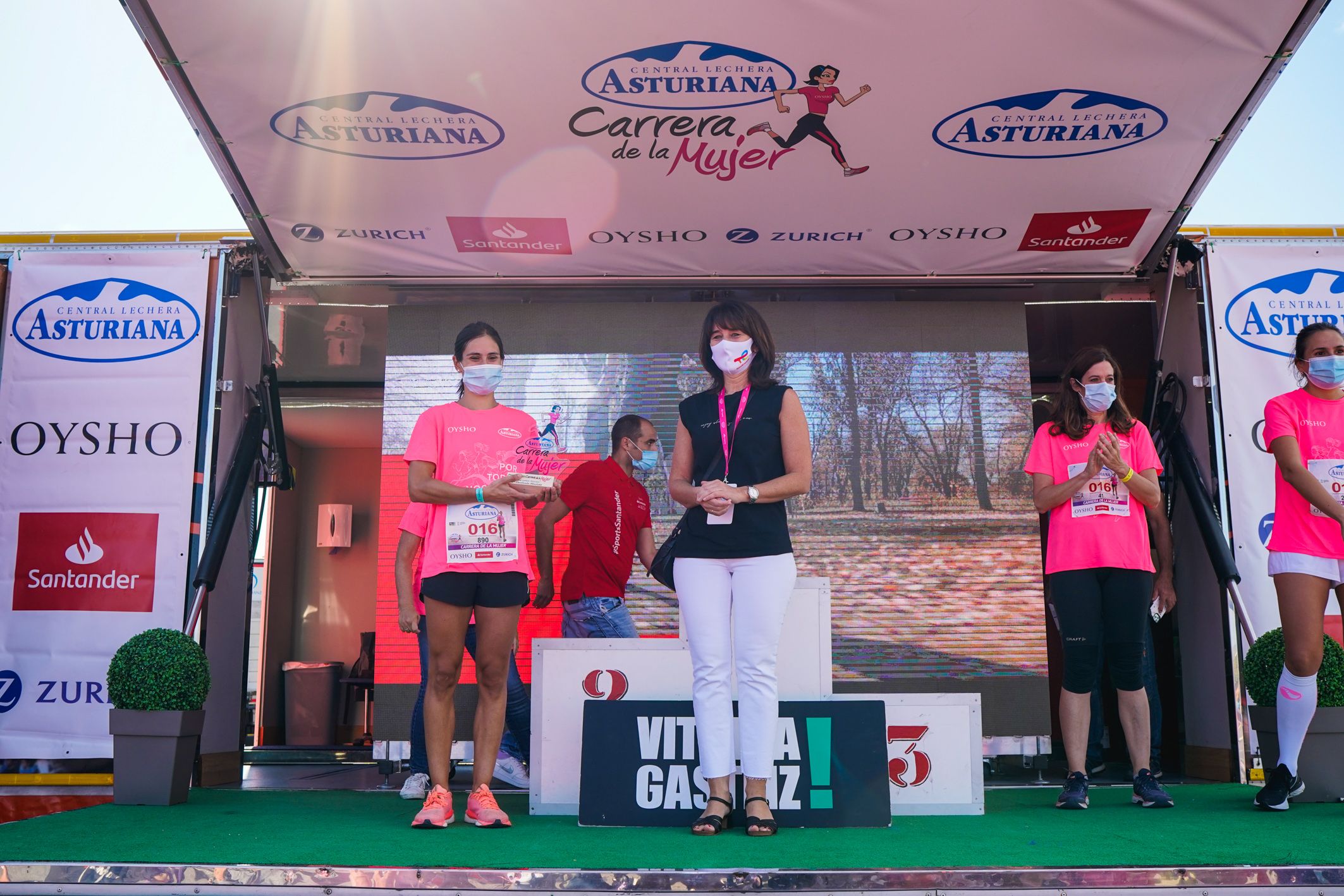 Las mejores fotos de la Carrera de la Mujer de Vitoria-Gasteiz 2021 - ENTREGA DE PREMIOS - 11