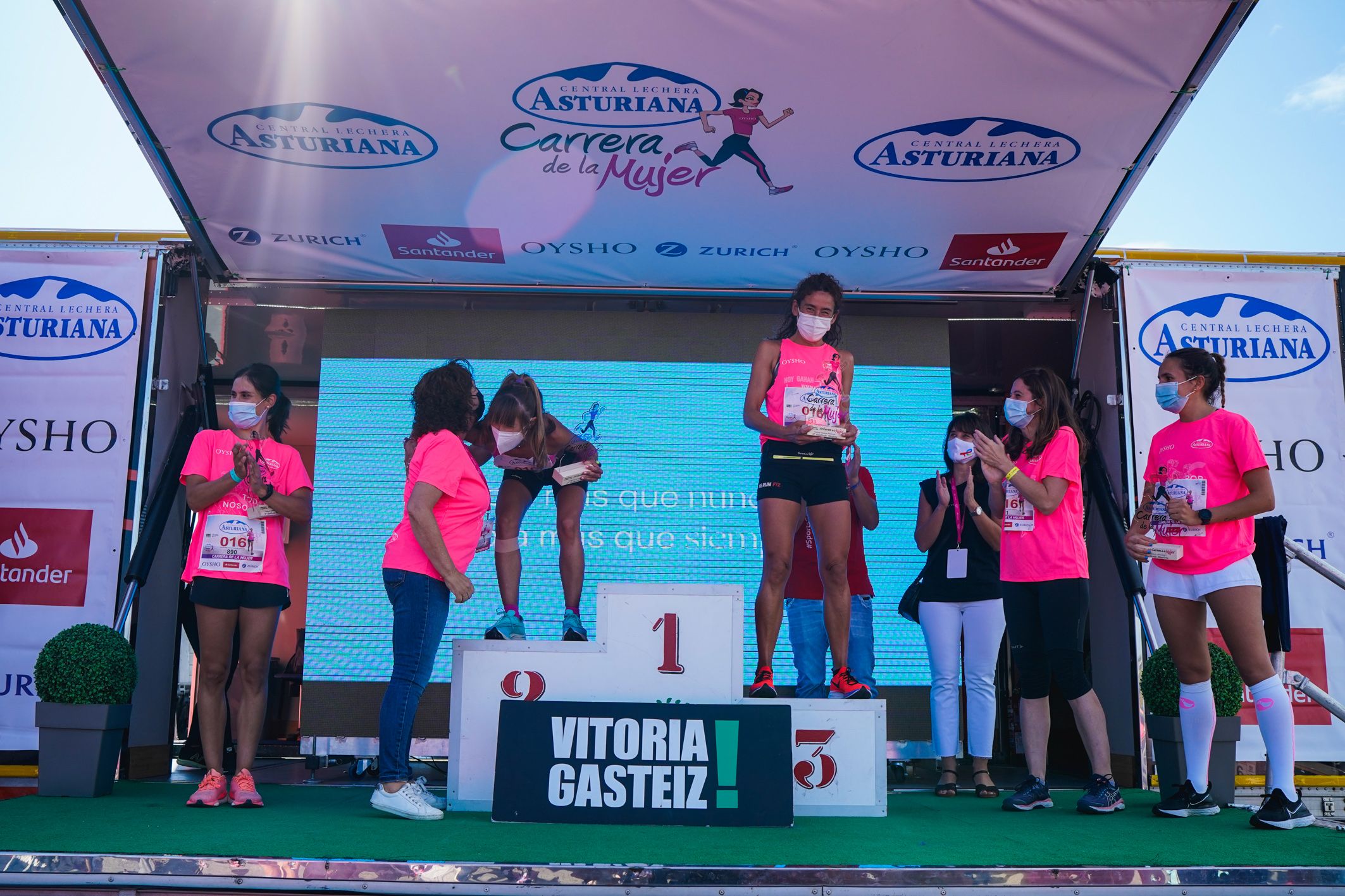 Las mejores fotos de la Carrera de la Mujer de Vitoria-Gasteiz 2021 - ENTREGA DE PREMIOS - 16
