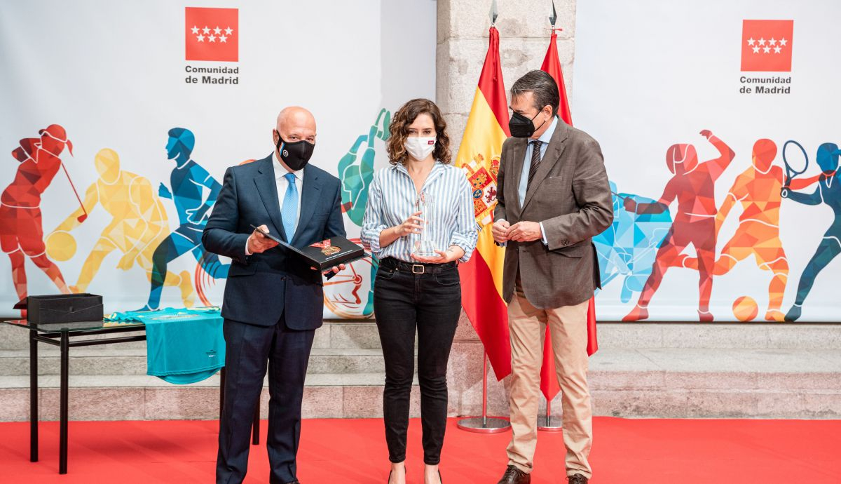 Pedro Rumbao (izquierda) y Guillermo Jiménez entregaron el título de 'Maratoniana de Honor' concedido por Mapoma a la presidenta de la Comunidad de Madrid Isabel Díaz Ayuso. MAPOMA
