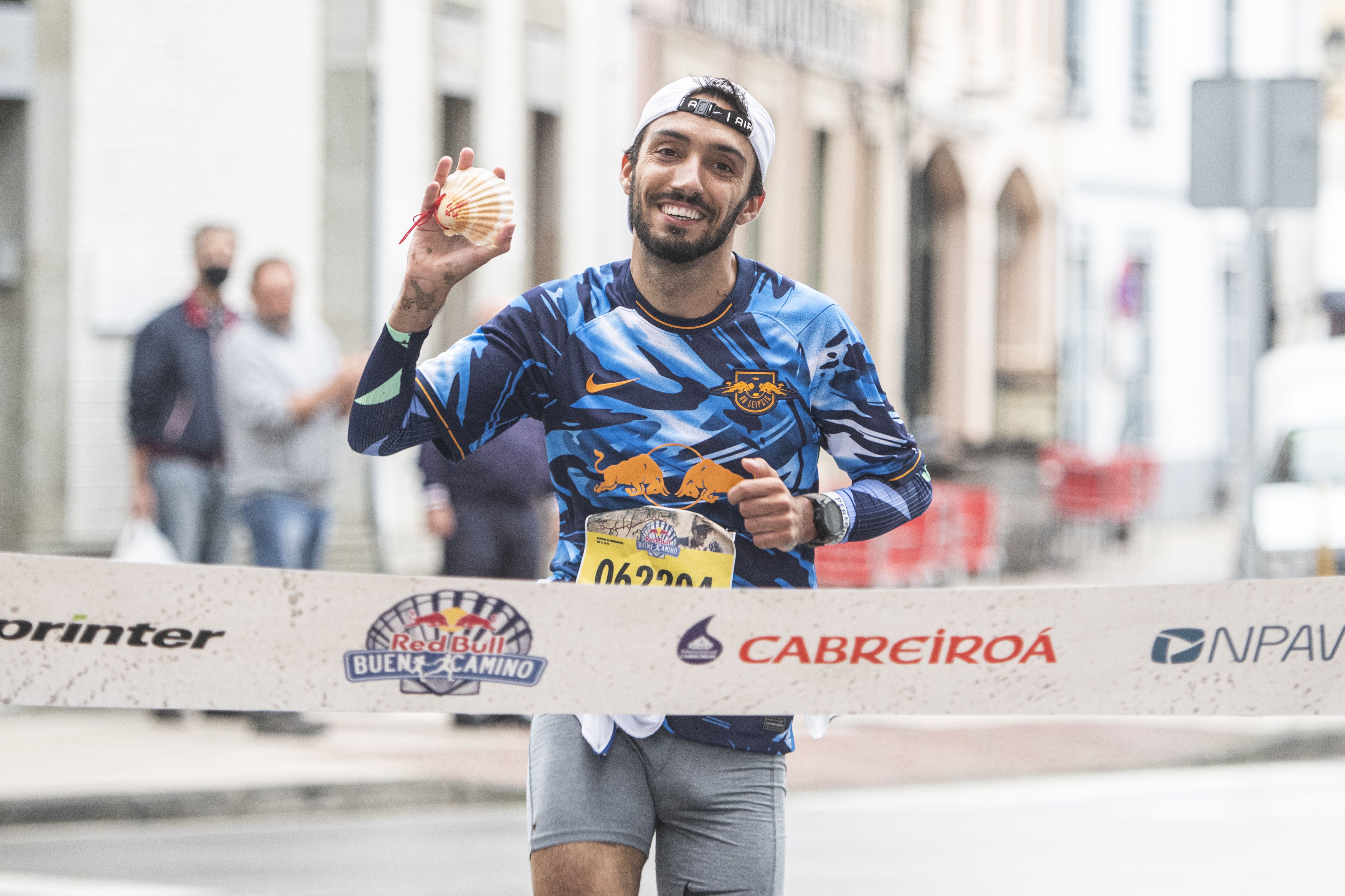 Fernando Carro realizó el último tramo de la primera etapa de Red Bull Buen Camino y tuvo el honor de inaugurar la meta en su primera incursión en el trail running.  CHARLY LÓPEZ