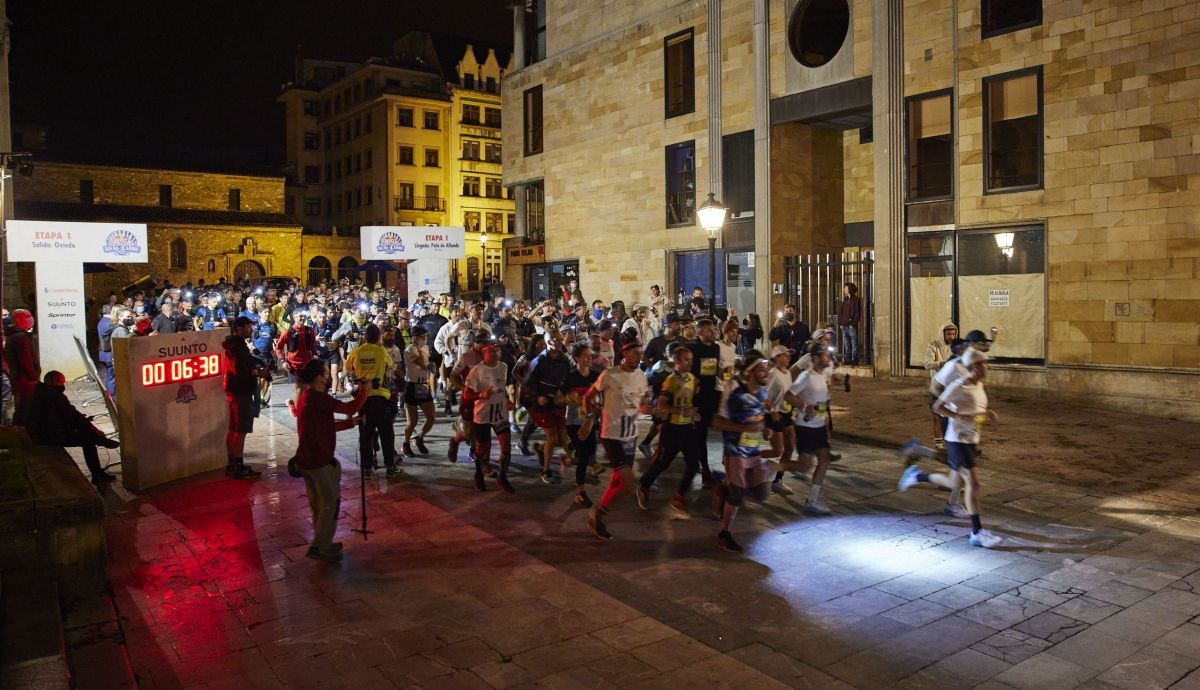 La salida de Red Bull Buen Camino tuvo lugar desde la plaza de la catedral de Oviedo. GIANFRANCO TRIPODO La salida de Red Bull Buen Camino tuvo lugar desde la plaza de la catedral de Oviedo. GIANFRANCO TRIPODO