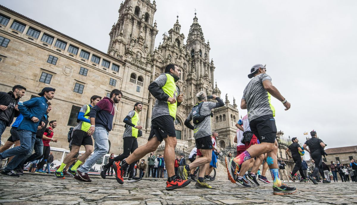 No te pido que me lo mejores, iguálamelo: la catedral de Santiago ha sido el final de la gran aventura del otoño, Red Bull Buen Camino. CHARLY LÓPEZ