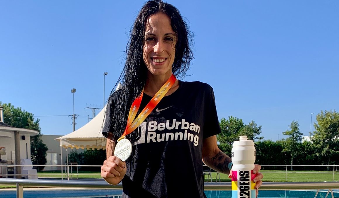 La atleta valenciana Yésica Más con su medalla del Campeonato de España de 10K. FACV.