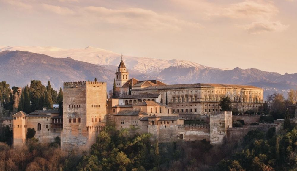 La Alhambra de Granada, con el Veleta al fondo. En las faldas de esa montaña se ubica el CAR de Sierra Nevada La Alhambra de Granada, con el Veleta al fondo. En las faldas de esa montaña se ubica el CAR de Sierra Nevada