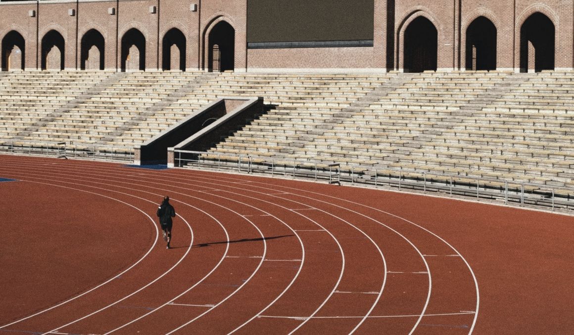 La pista es el entorno natural del atleta. Siempre que puedas, acude a ella.