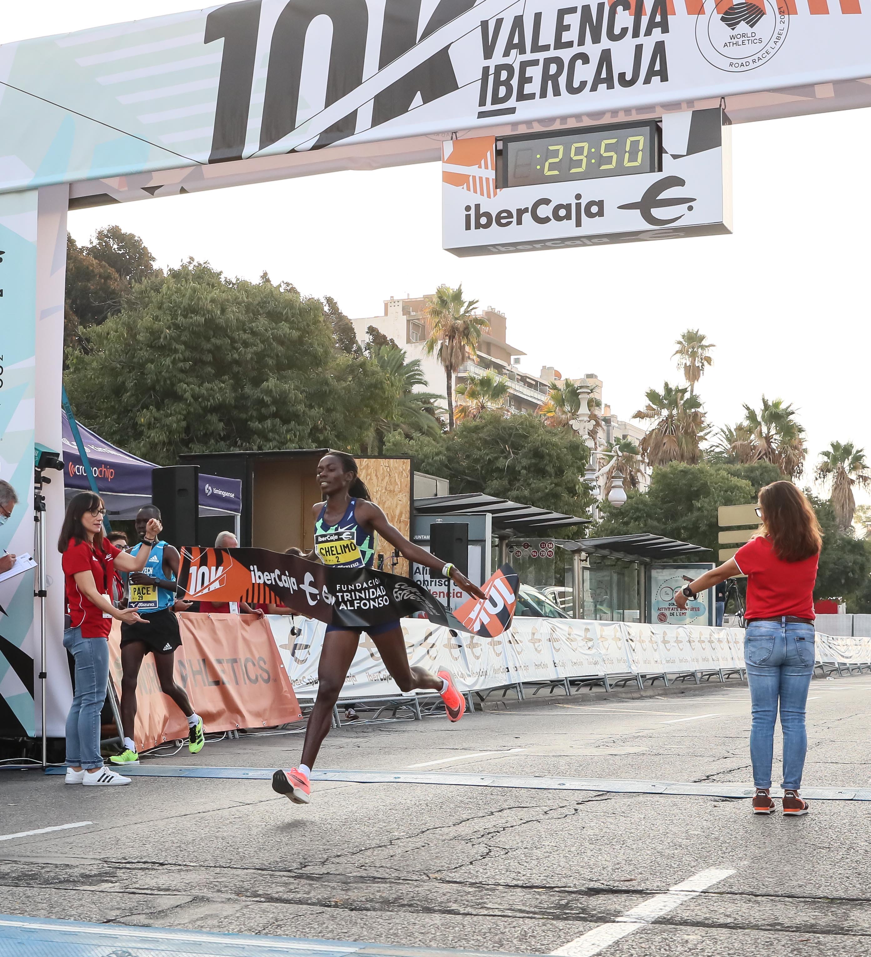 Margaret Chelimo ganando el 10K Valencia Ibercaja 2021.