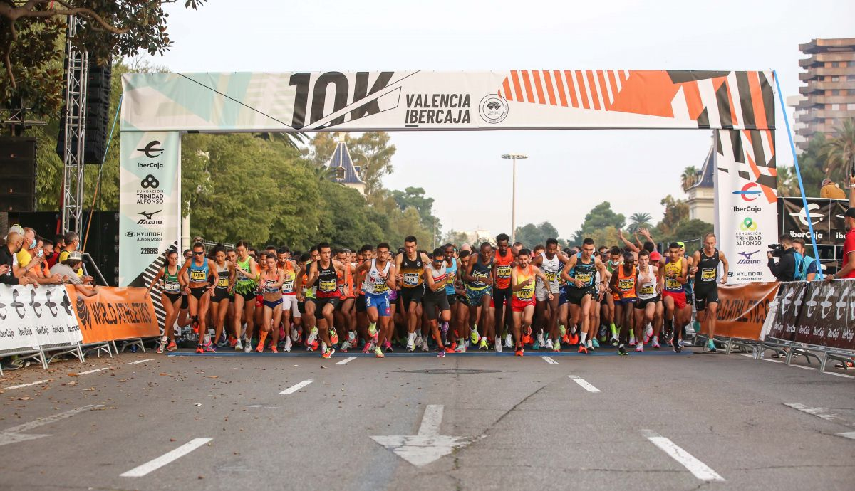 Momento de la primera gran oleada de 2500 corredores, entre los cuales se encontraban los principales favoritos de la categoría masculina.