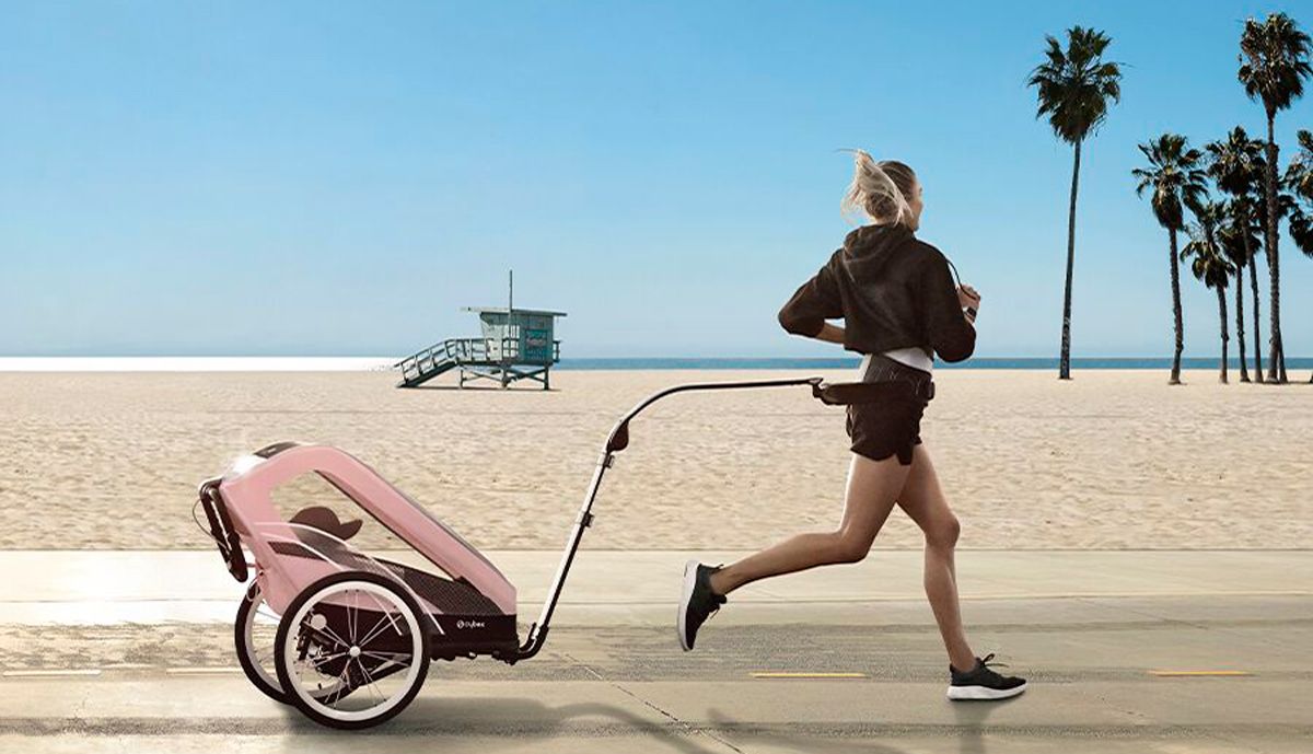 Otra forma de correr con el carrito Cybex Puma ZENO es tirando de él con su accesorio especial de cintura