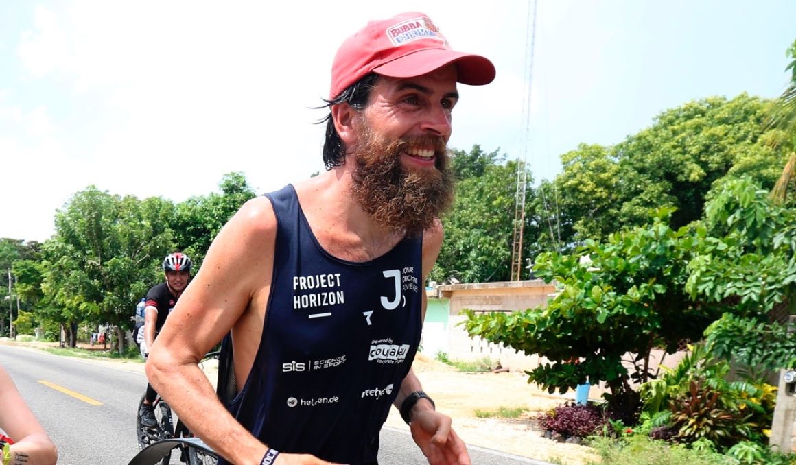 El atleta alemán Jonas Deichmann (d) corre hoy con destino al poblado de Santo Domingo en Cancún, estado de Quintana Roo (México). EFE.