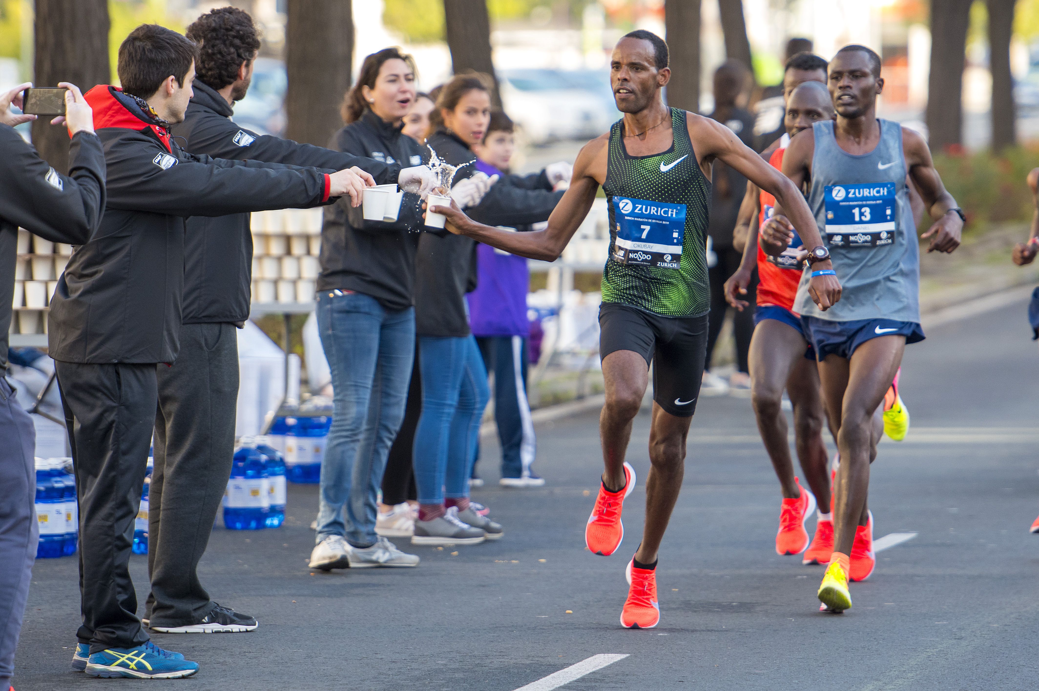 Los voluntarios del Zurich Maratón de Sevilla siempre están ahí, dispuestos a echar una mano. JUANJO ÚBEDA