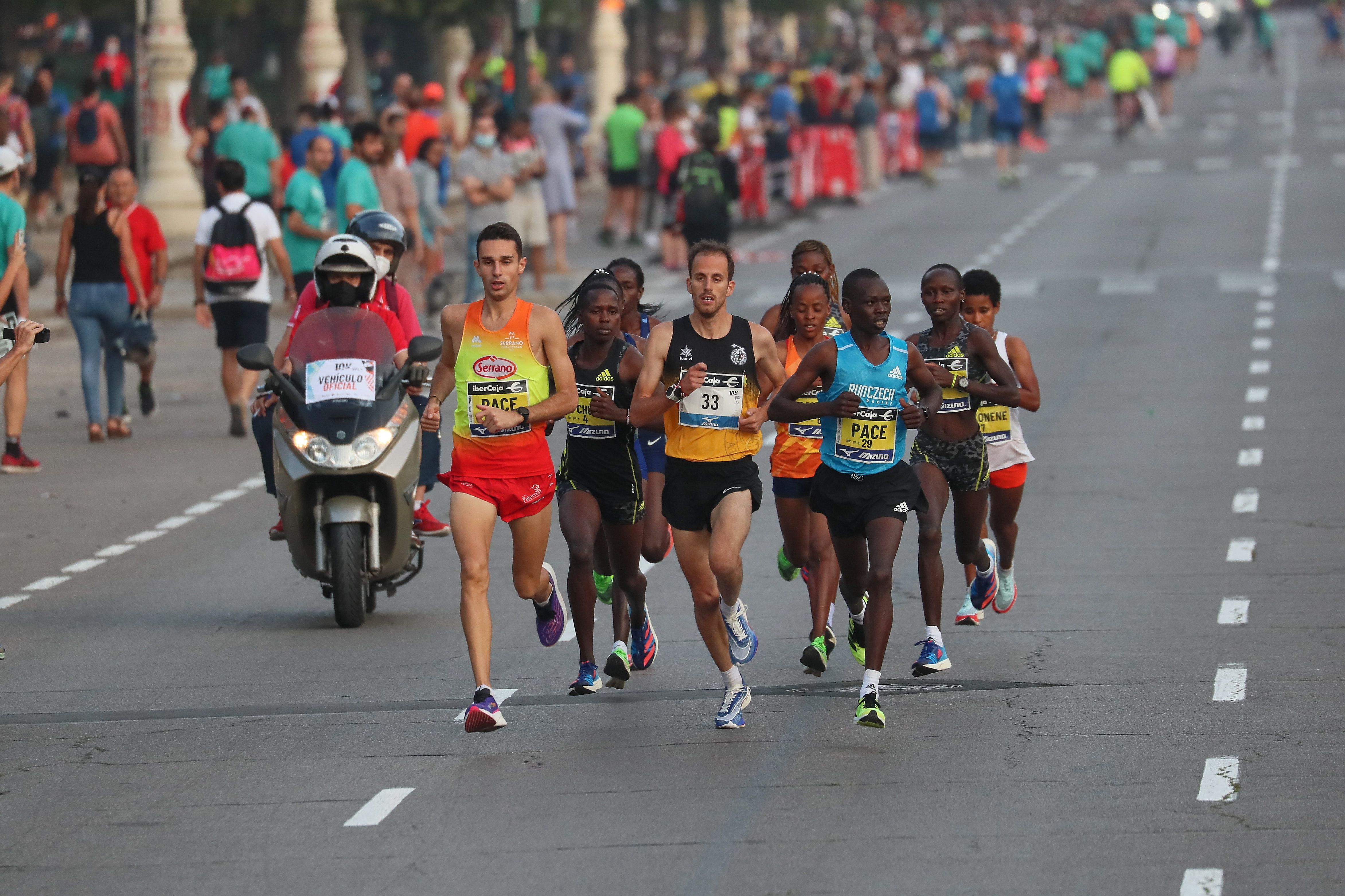 La reducida élite femenina del 10K Valencia Ibercaja (en la imagen siguiendo a las liebres) brilló a un nivel altísimo.