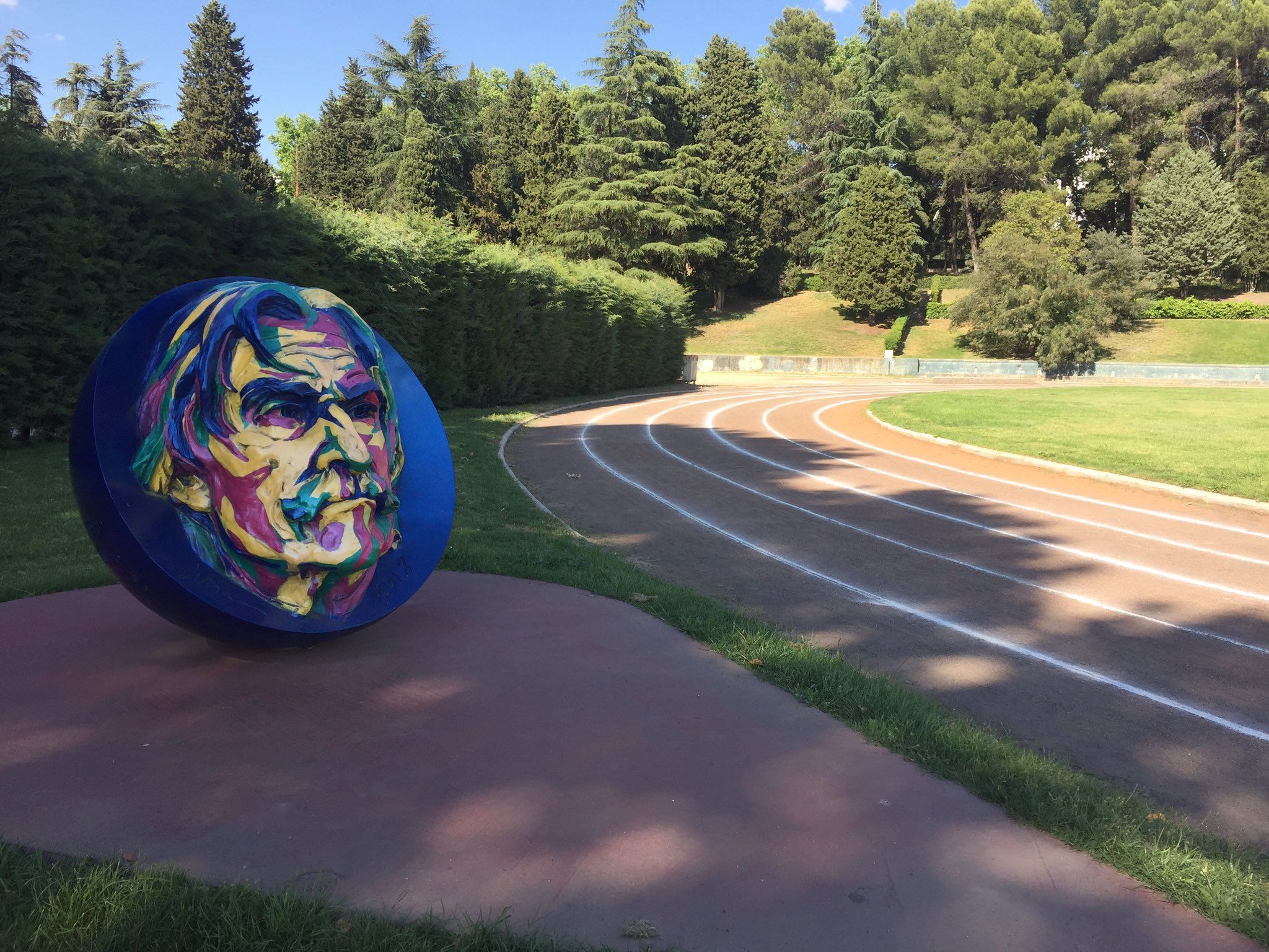 La pista de la Ciudad Universitaria de Madrid presidida por la escultura de Miguel de la Quadra Salcedo.