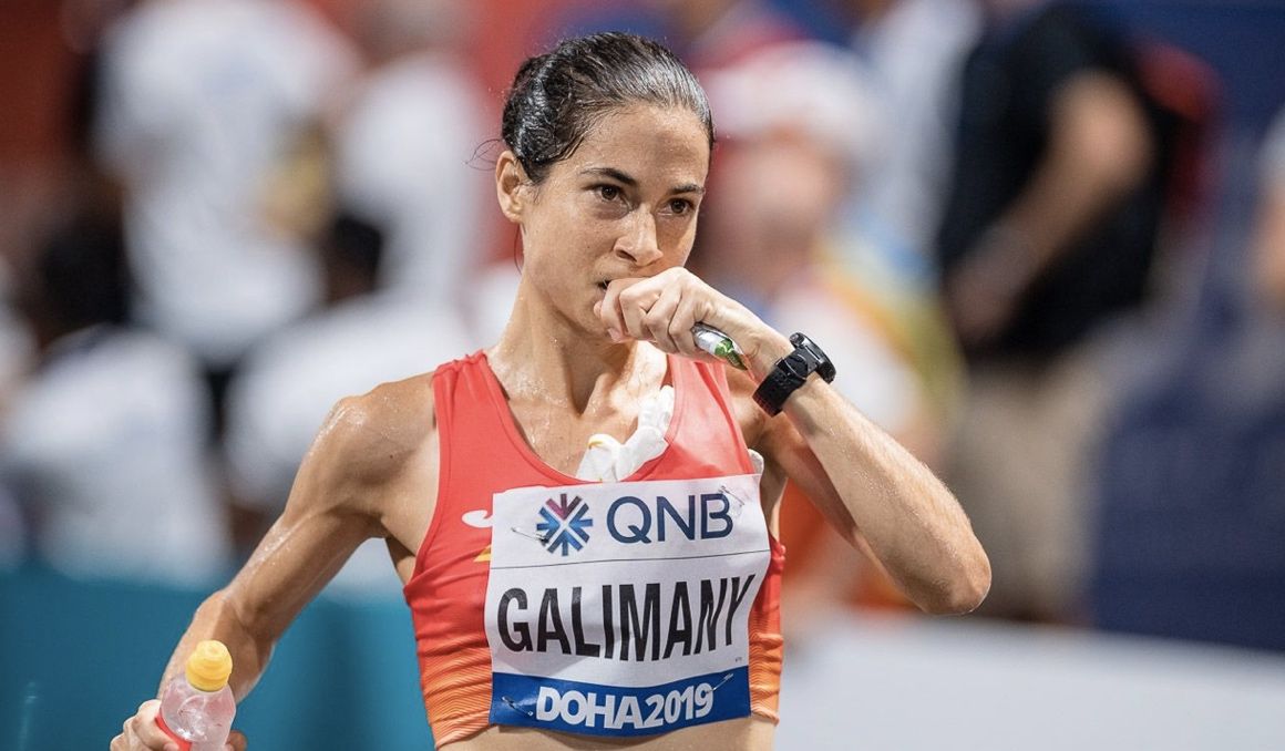 Una imagen de Marta Galimany tomando un gel durante el maratón del Campeonato del Mundo de Doha 2019. SPORTMEDIA.