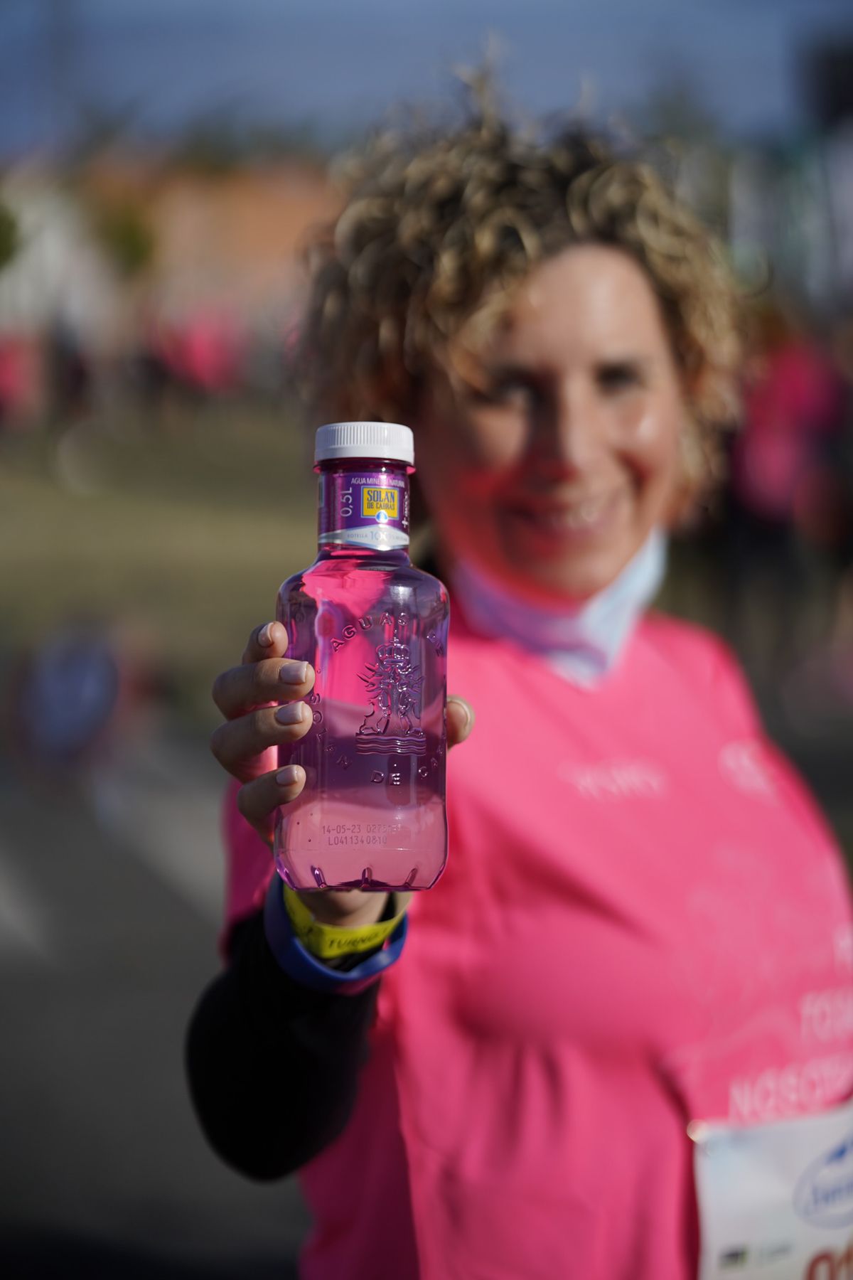 botella rosa solan de cabras gotas de solidaridad corre por ellas