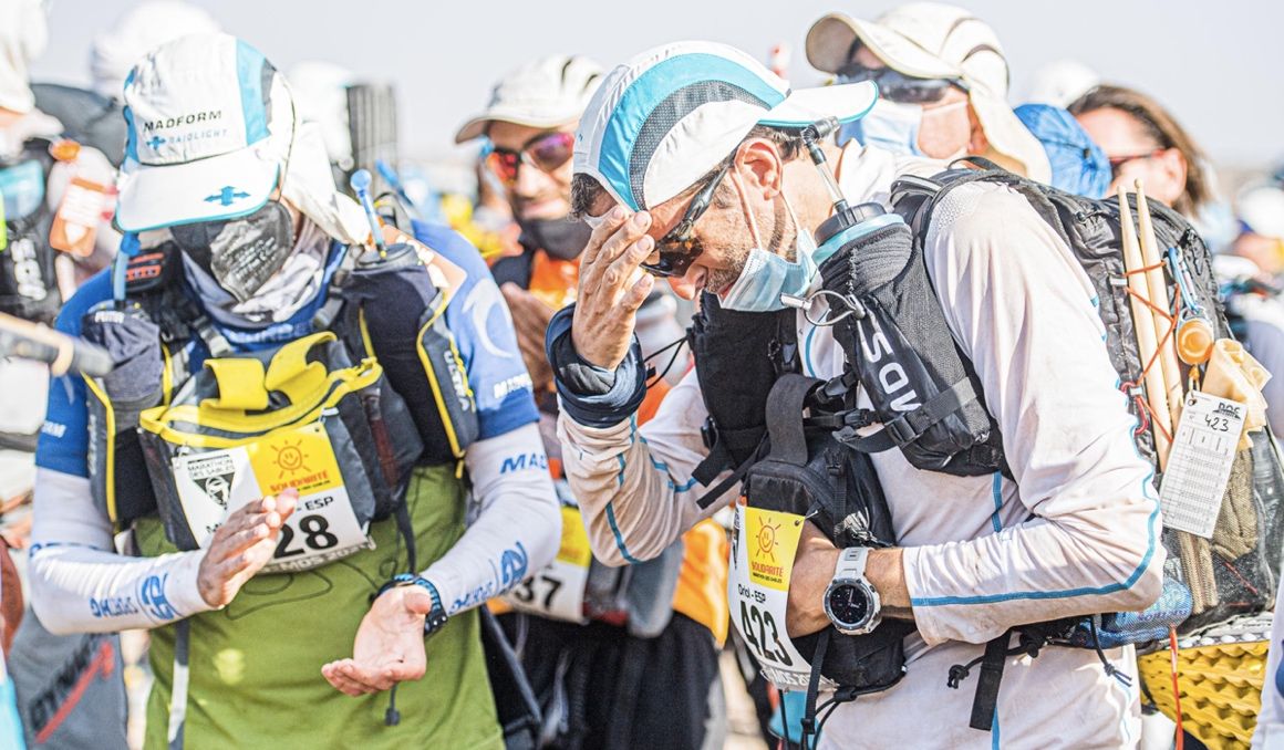 Participantes del Marathon des Sables, emocionados durante el homenaje al corredor fallecido. MDS.