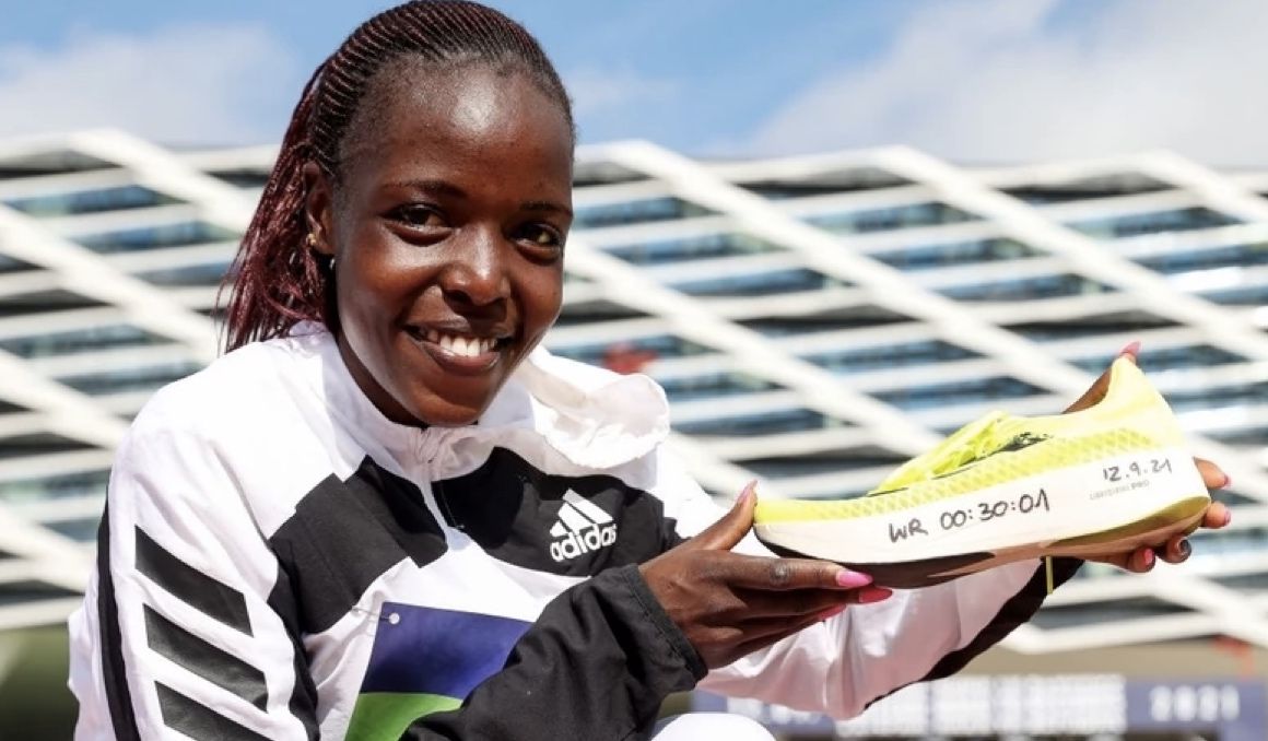 Agnes Tirop el 12 de septiembre en Alemania, donde batió el récord del mundo de 10K en carrera solo para mujeres. ADIDAS.