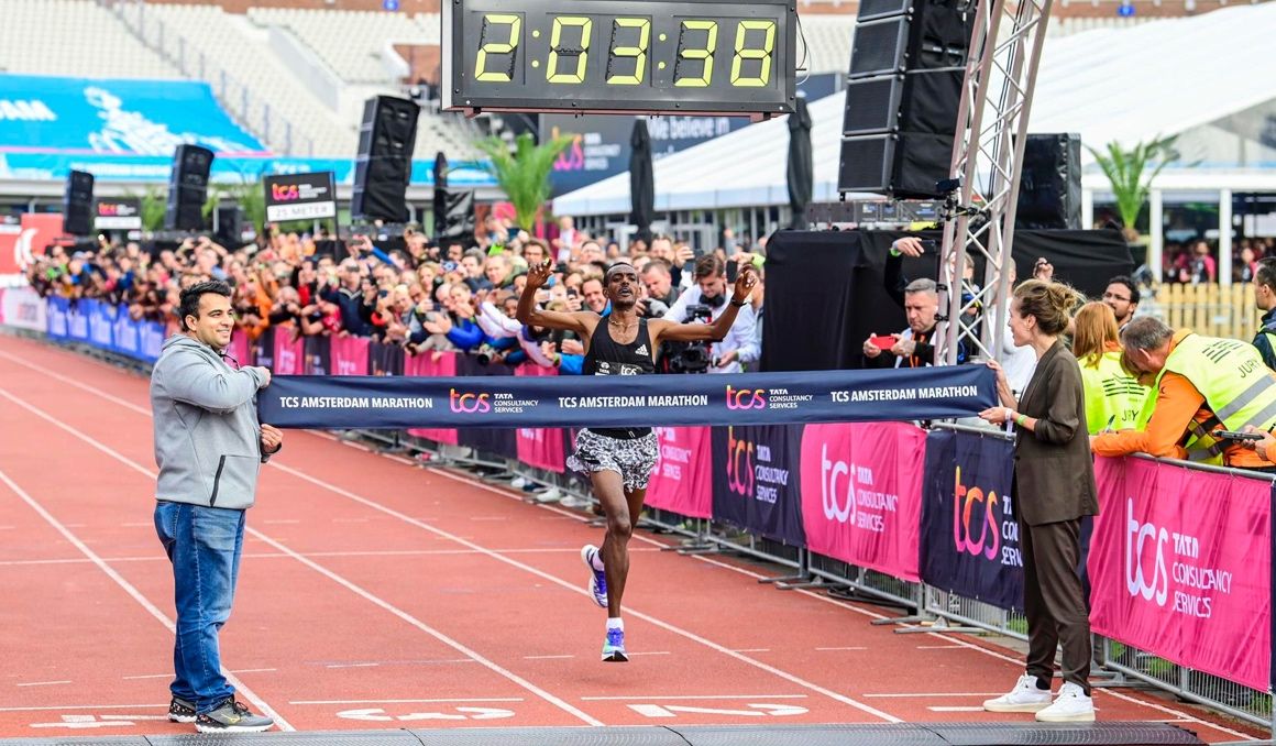 Una imagen de Tamirat Tola venciendo en el Maratón de Ámsterdam. EFE.