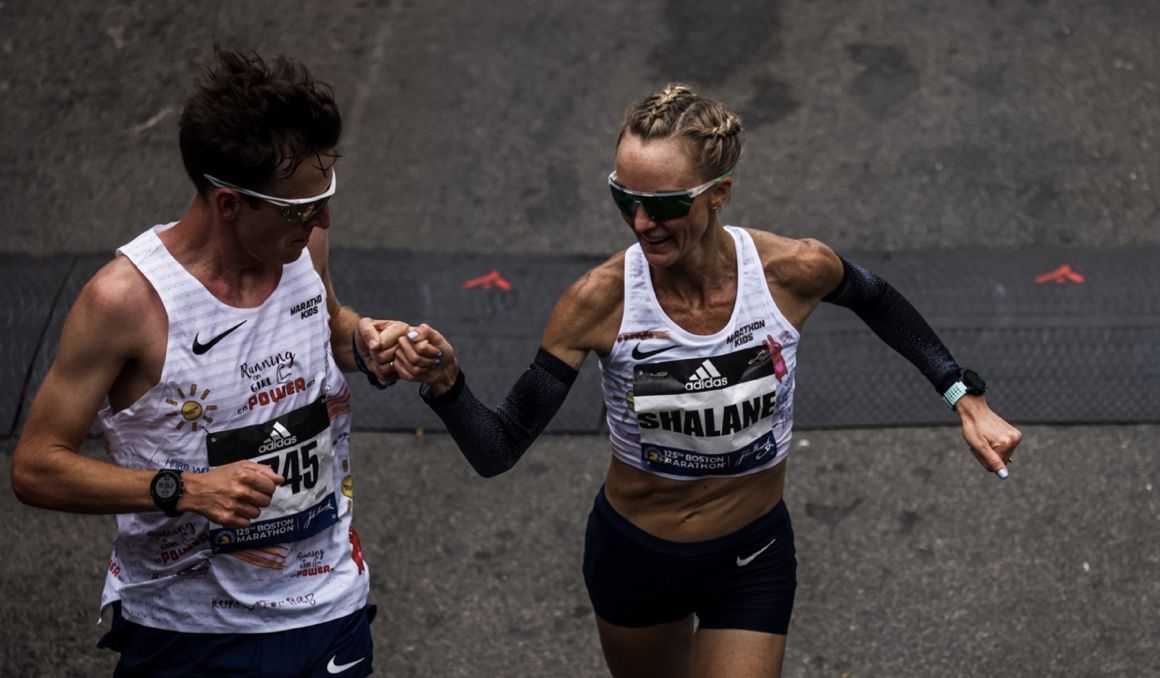 Shalane Flanagan celebrando la entrada en meta en el Maratón de Boston, el cuarto de su reto. BAA.