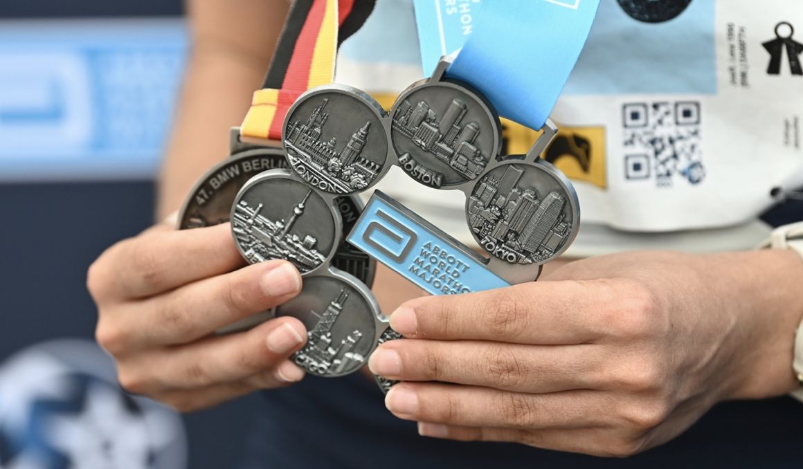 Un corredor con la medalla de finisher del Maratón de Berlín y con la de los 'Six Majors'. WMM.