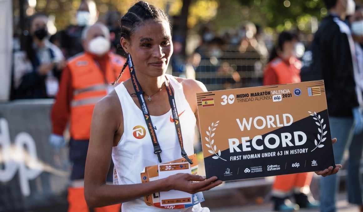Letesenbet Gidey tras batir el récord del mundo de medio maratón en Valencia. NN RUNNING TEAM.