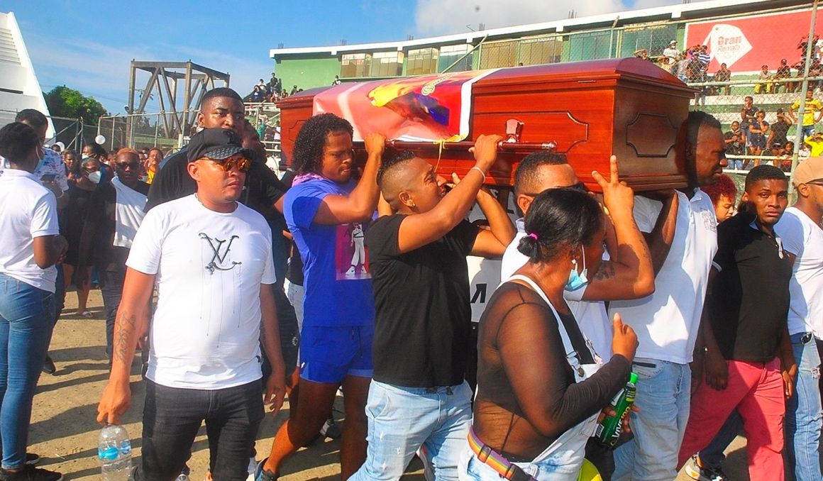 Familiares, allegados y pobladores asisten al funeral del atleta Alex Quiñónez hoy, en Esmeraldas (Ecuador). EFE.